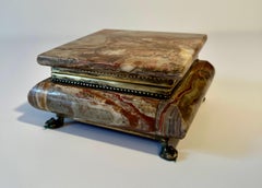 Boîte-cercueil en albâtre avec fermeture en laiton et pieds en patte d'oie