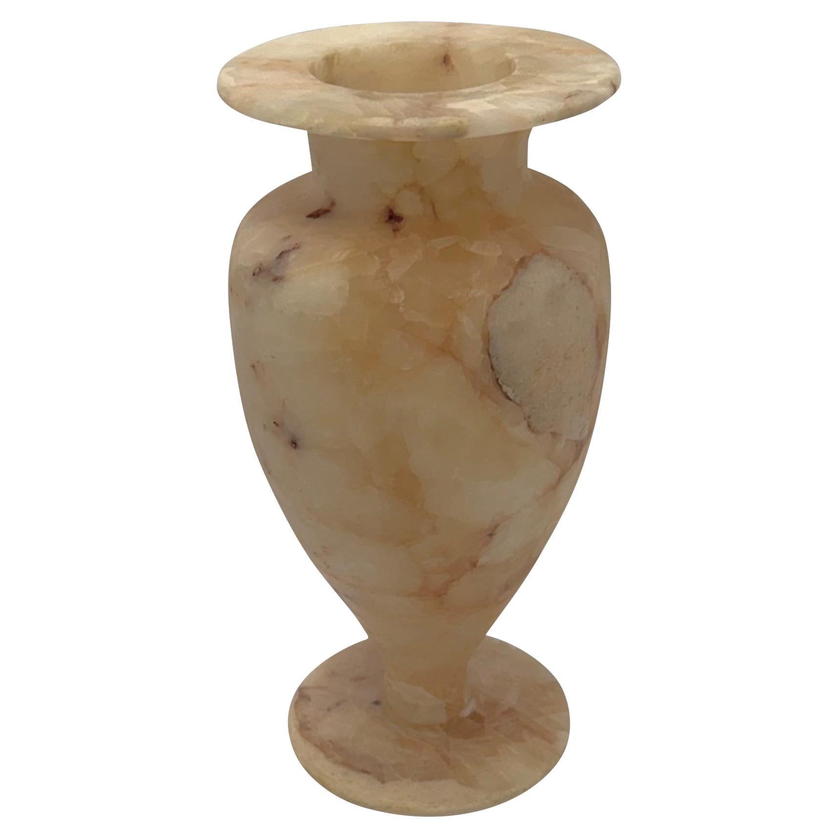 Vaso egiziano contemporaneo in alabastro.
Forma classica.
Scolpito a mano, levigato e lucidato.
Fa parte di una collezione.