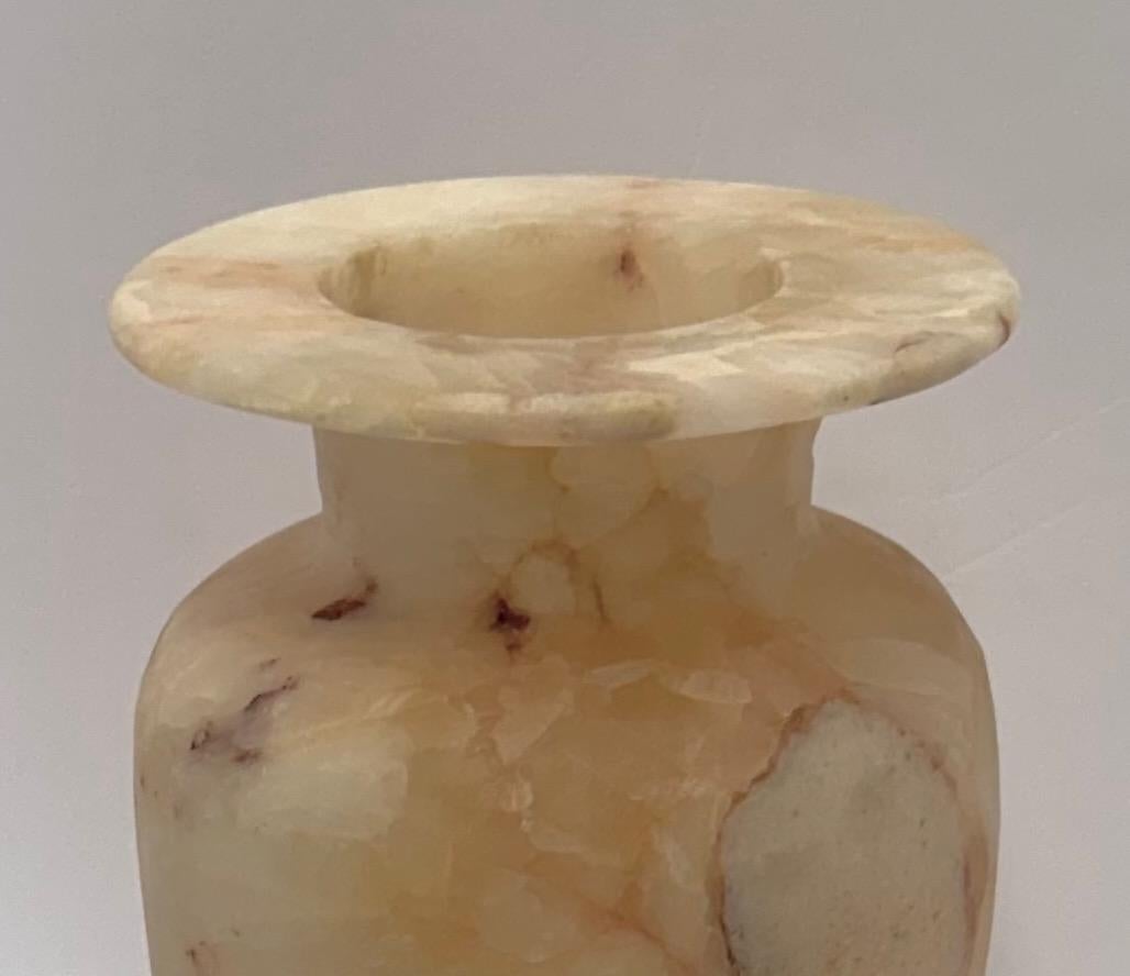 Egizio Vaso in alabastro a forma classica, Egitto, Contemporary in vendita