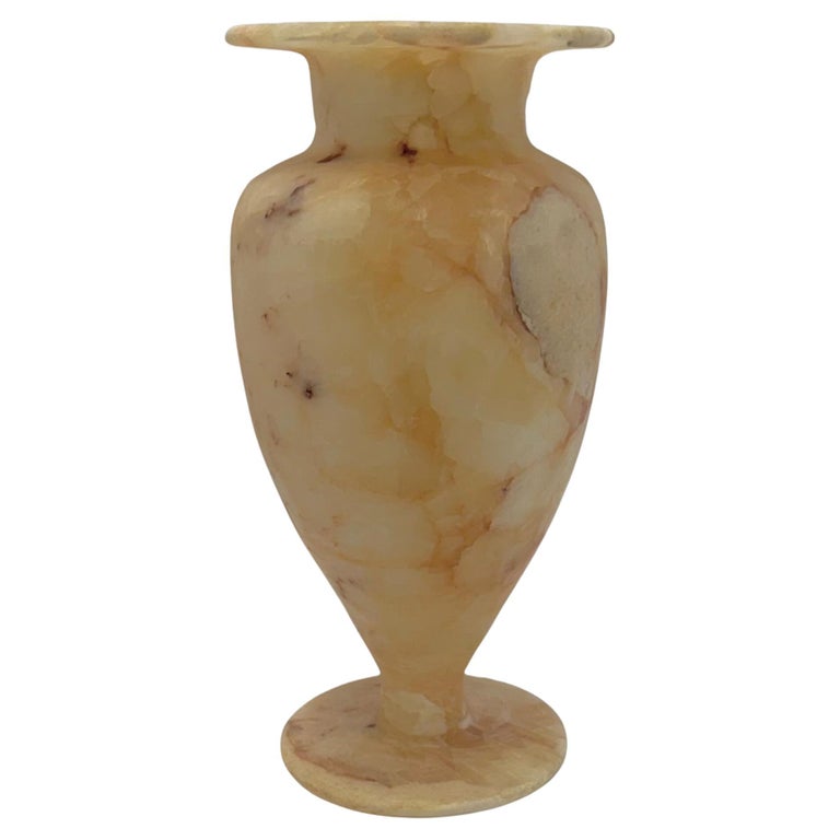 Vase en albâtre Pomea sculpté à la main