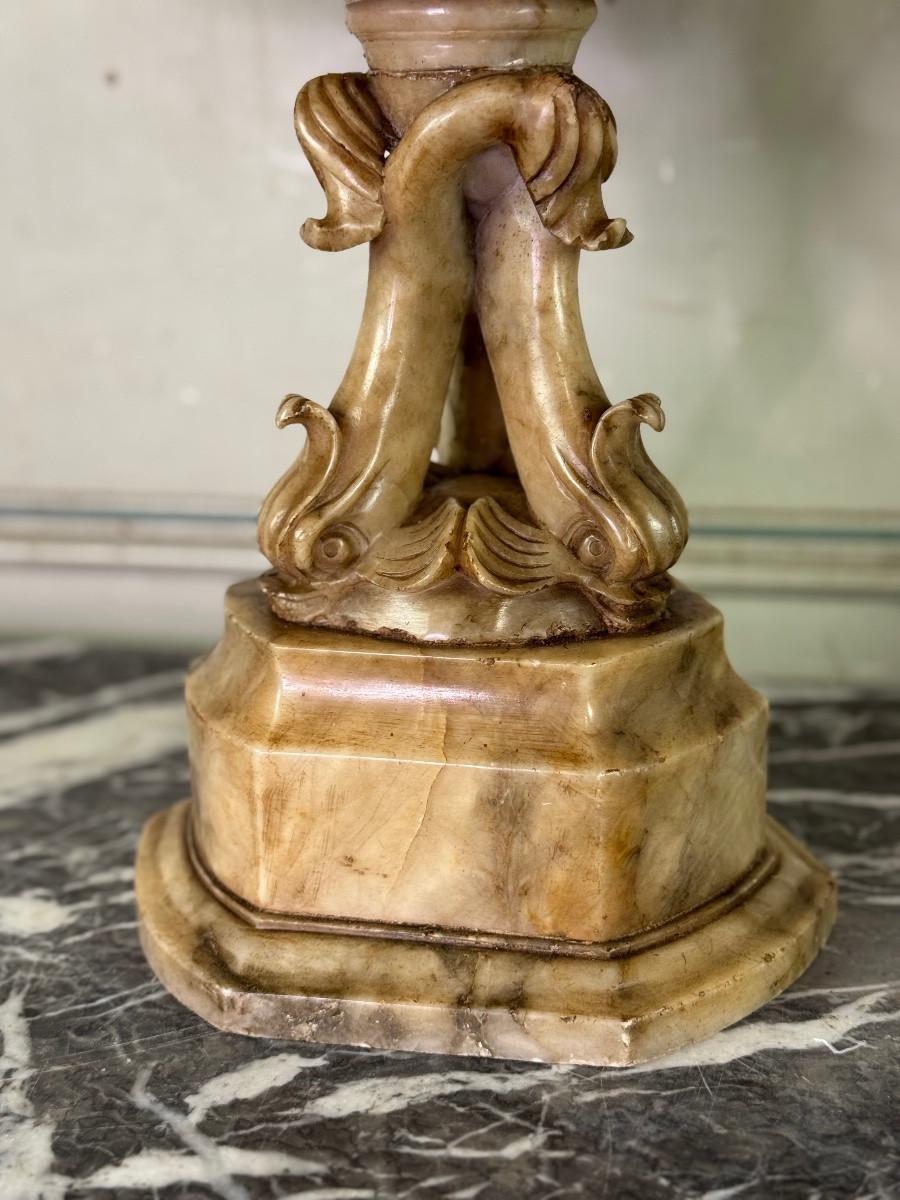 Alabasterbecher mit Rankenwerk auf einem Sockel mit drei Delphinen, um 18 (Klassisch-griechisch) im Angebot