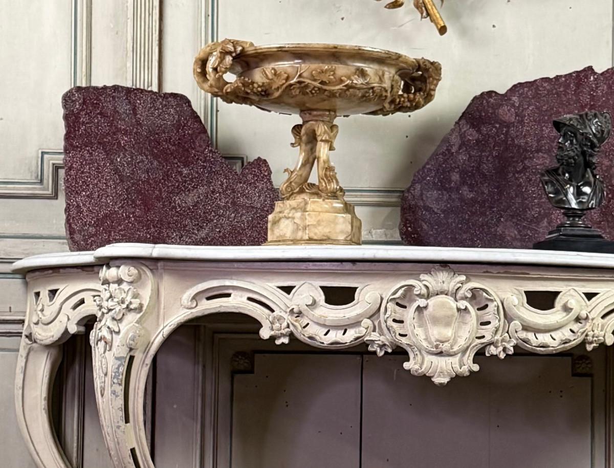 Alabasterbecher mit Rankenwerk auf einem Sockel mit drei Delphinen, um 18 (Französisch) im Angebot