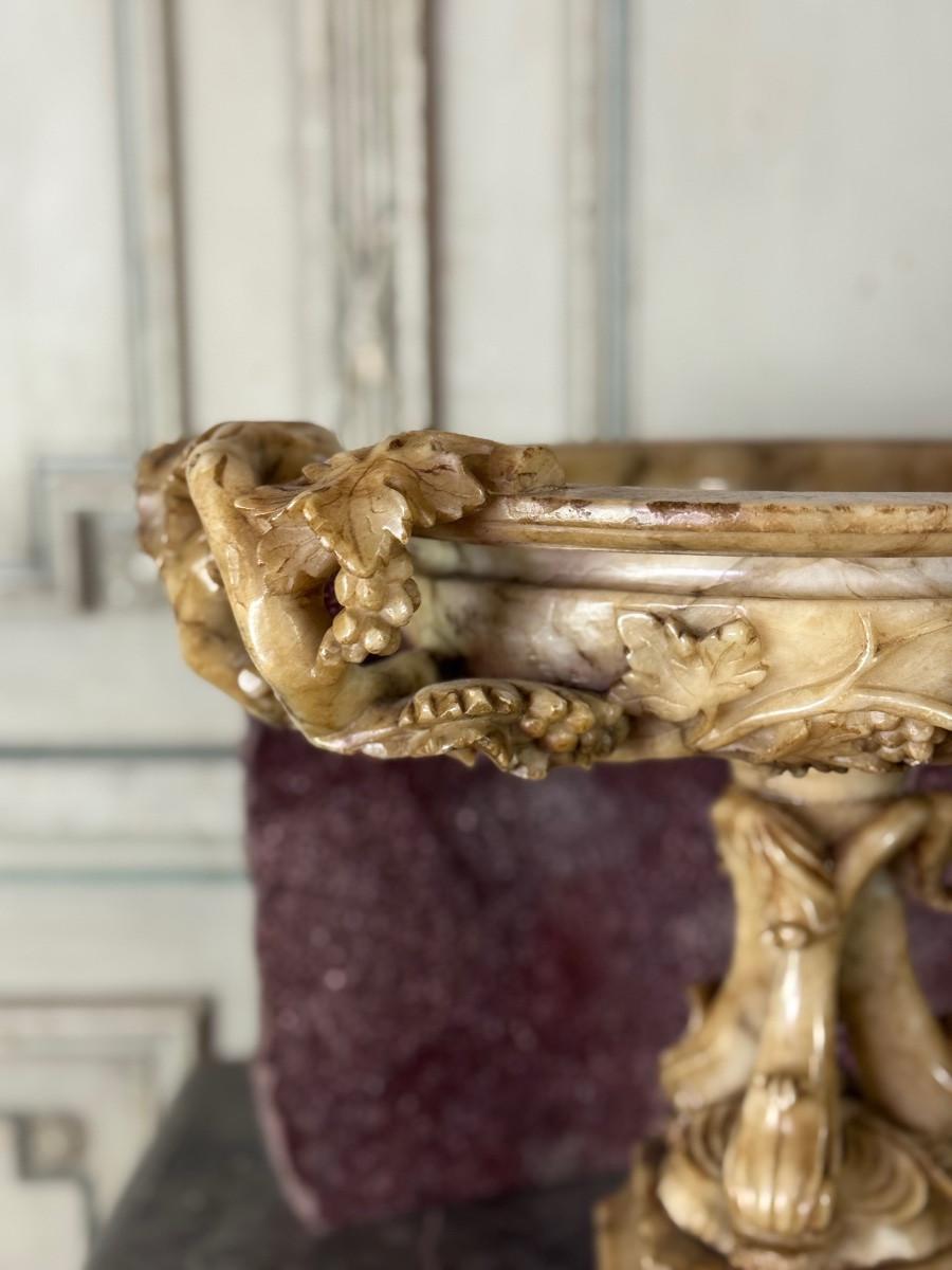 Alabasterbecher mit Rankenwerk auf einem Sockel mit drei Delphinen, um 18 im Zustand „Hervorragend“ im Angebot in Honnelles, WHT