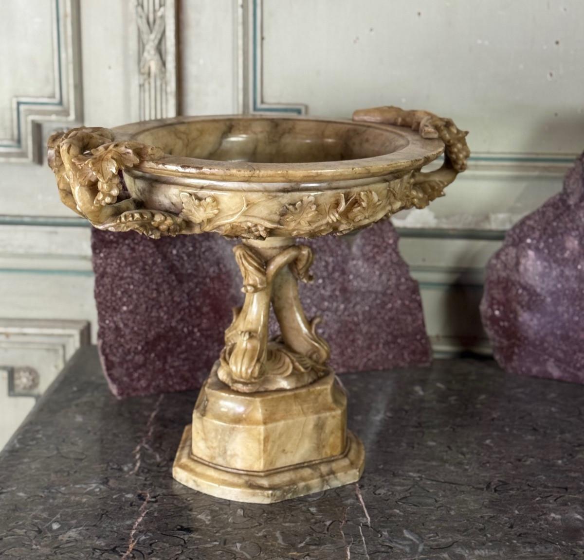 Alabasterbecher mit Rankenwerk auf einem Sockel mit drei Delphinen, um 18 (20. Jahrhundert) im Angebot