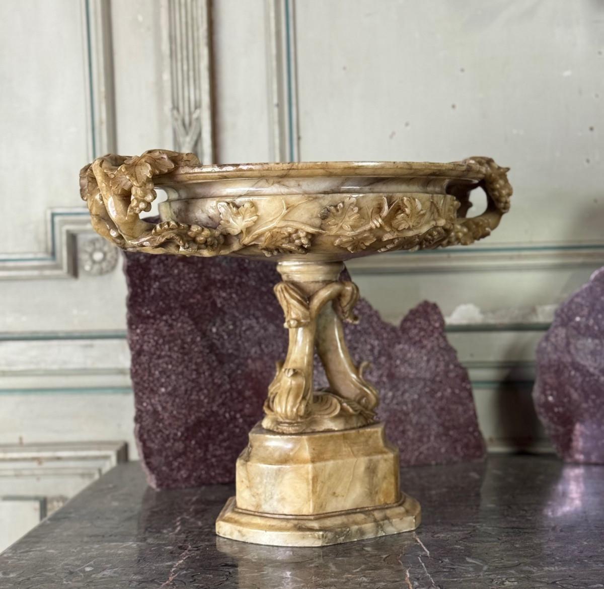 Alabasterbecher mit Rankenwerk auf einem Sockel mit drei Delphinen, um 18 (Marmor) im Angebot