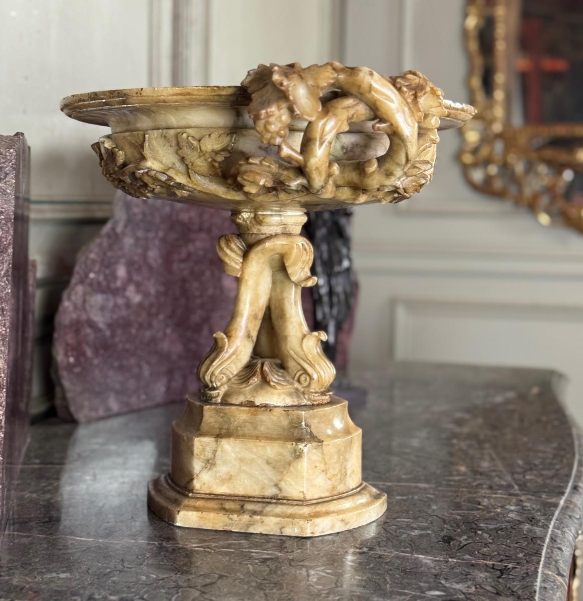 Alabasterbecher mit Rankenwerk auf einem Sockel mit drei Delphinen, um 18 im Angebot 1