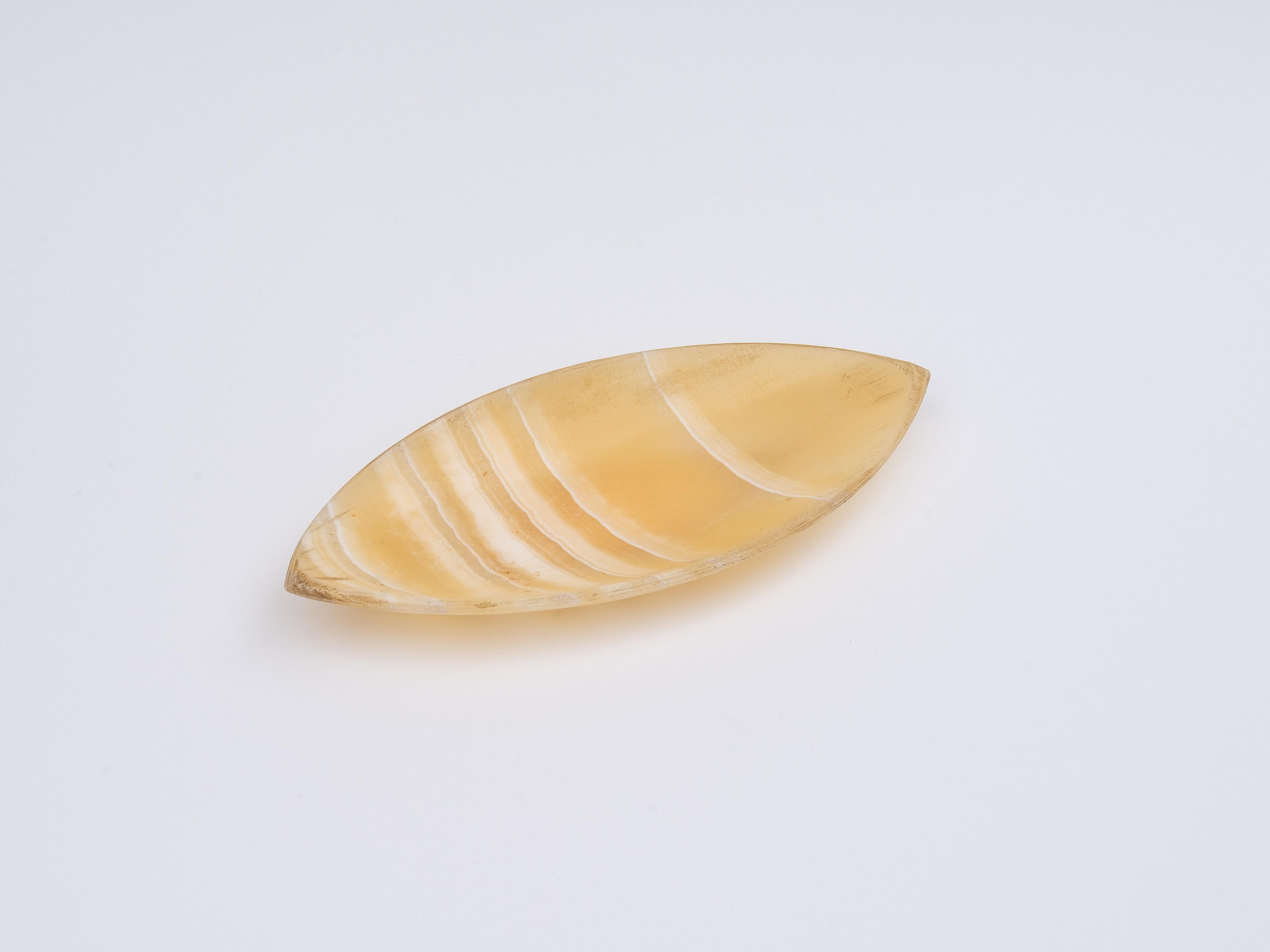Dekorative Schale aus Alabaster - Gelbe Stone Schale / Trinket -  Italien 1970er Jahre

Hübsche gelbe Alabasterschale oder Auffangschale.

Vollständig aus Alabaster gefertigt, mit schönen natürlichen Streifen auf dem Stein.

Perfekt als