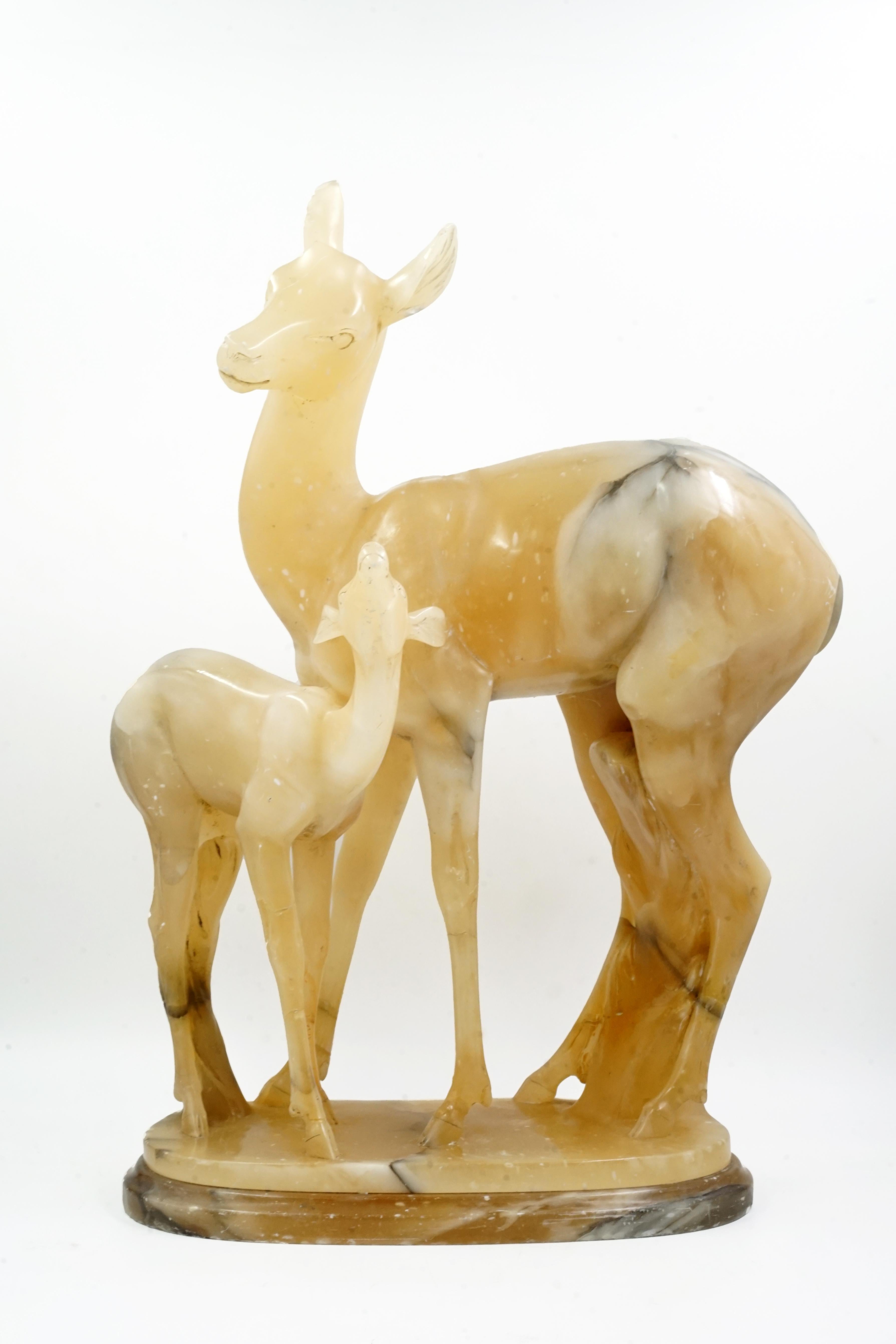 Sculpture de faon en albâtre
Sculpture en albâtre
Circa 1930 Origine Italie
Paire de motifs de cerfs
Très bon état et sans restaurations
Ses veines noires sont naturelles
Très petites marques dues à l'usage et à l'âge
L'Art déco est un mouvement de