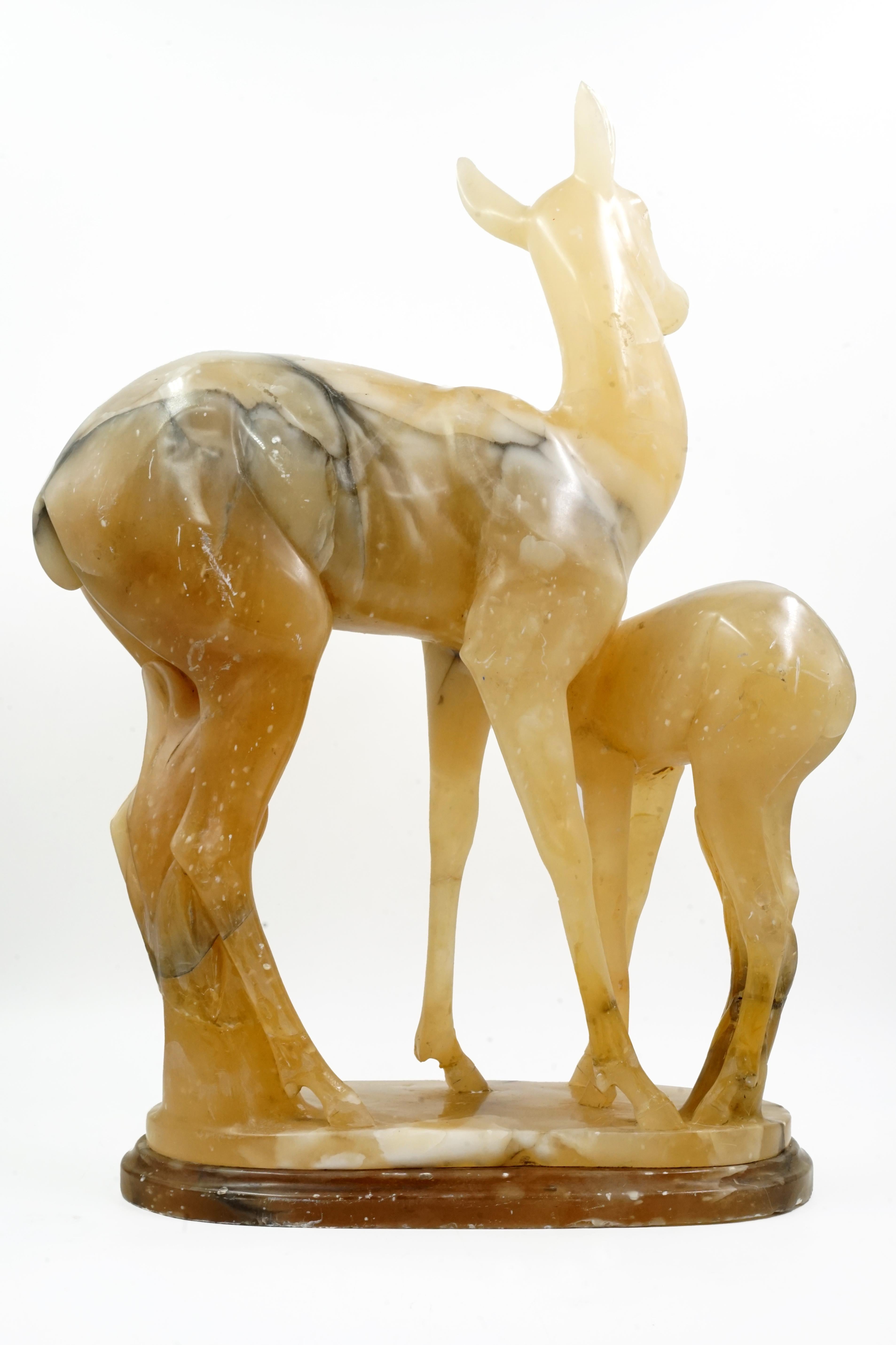 italien Sculpture de faon en albâtre en vente