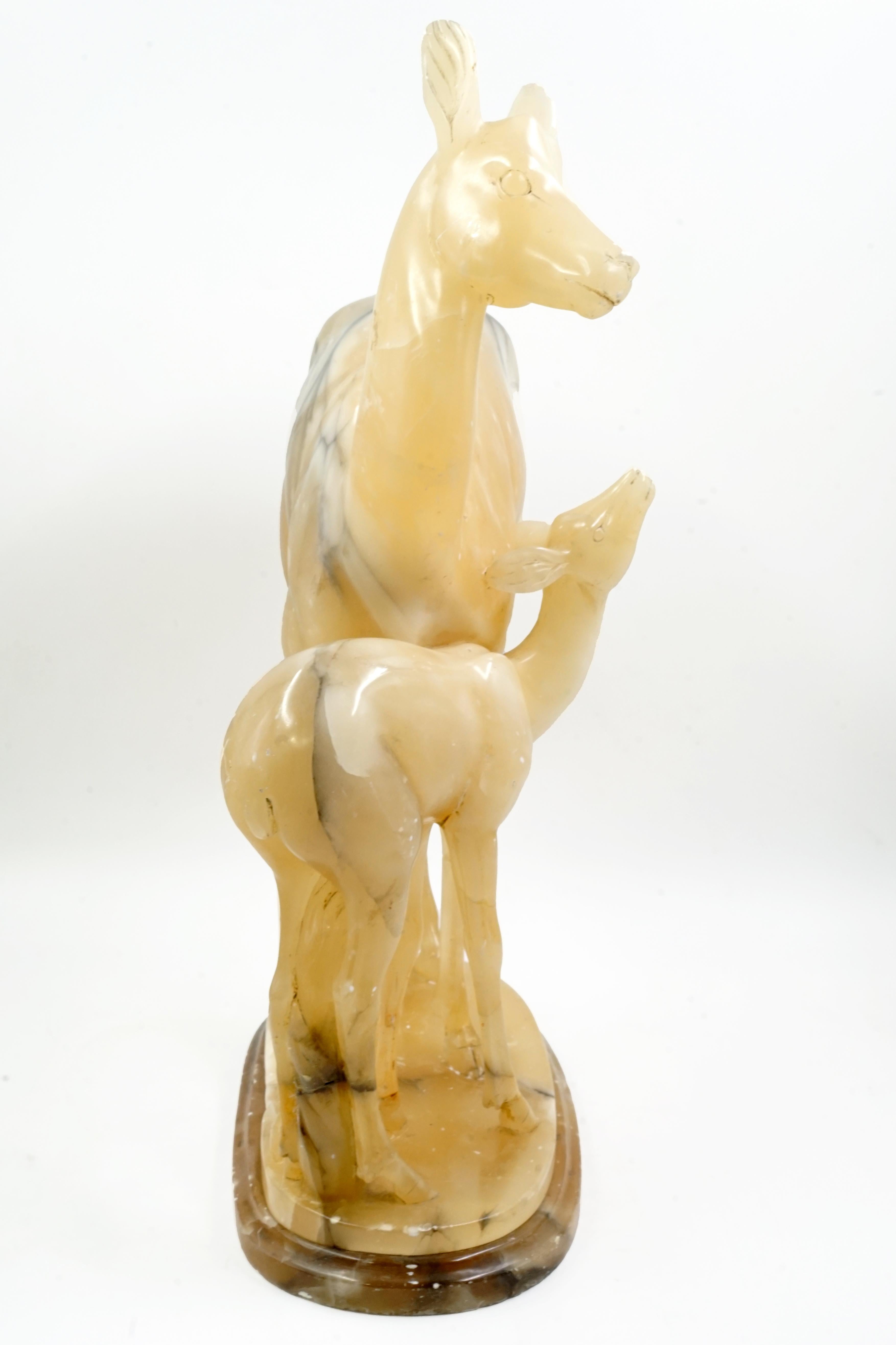 Milieu du XXe siècle Sculpture de faon en albâtre en vente
