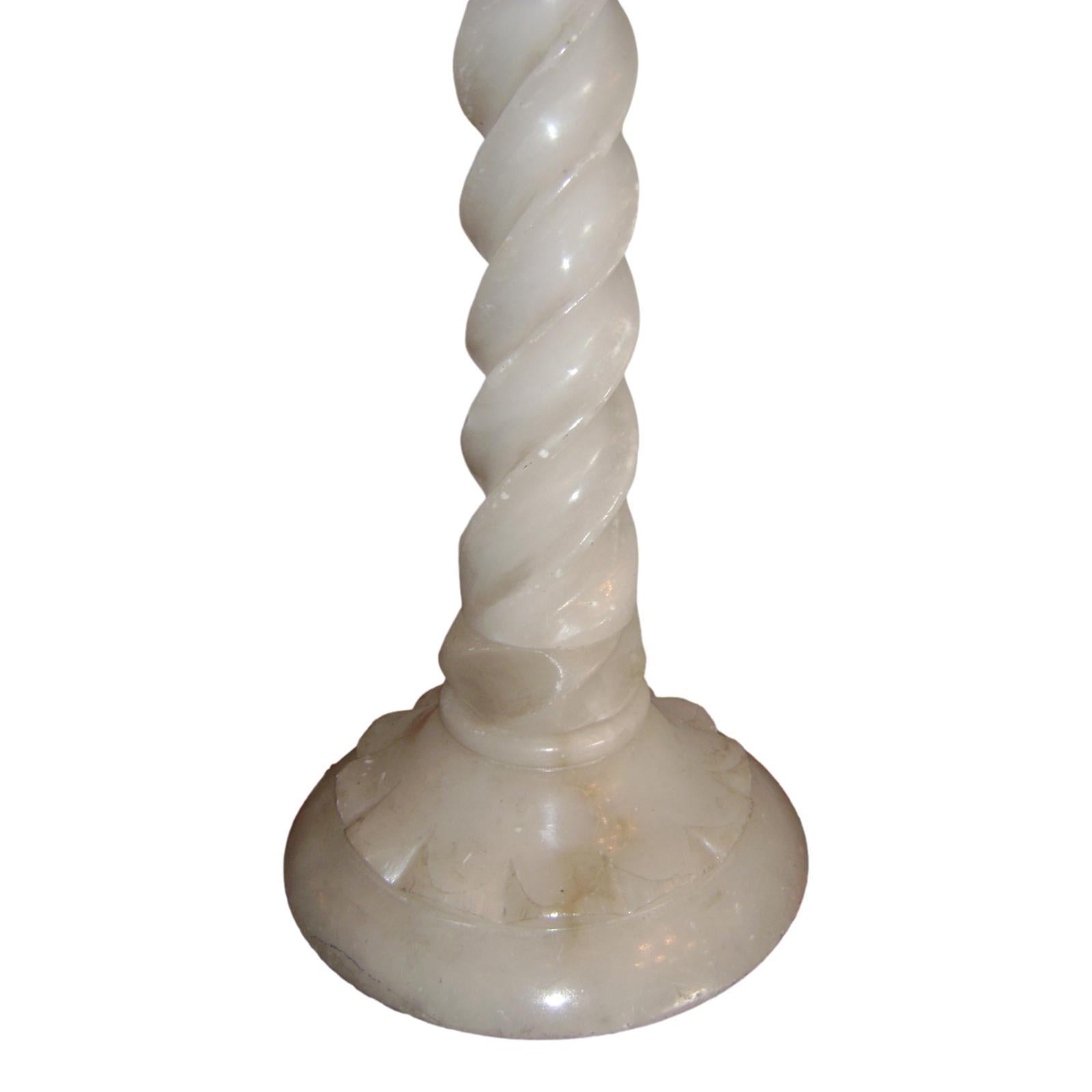 Lampadaire italien en albâtre sculpté datant des années 1940.

Mesures :
Hauteur du corps : 54
