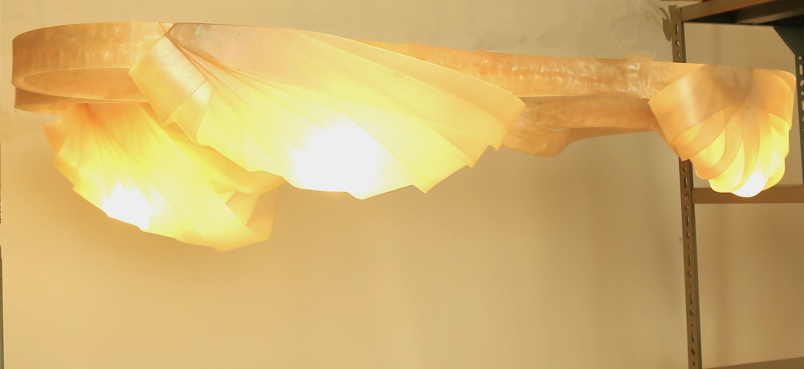 Einbaubeleuchtung aus Alabaster von Raka Studio x Hamdi Studio – Gebogenes Harz  im Zustand „Neu“ im Angebot in Cape Girardeau, MO