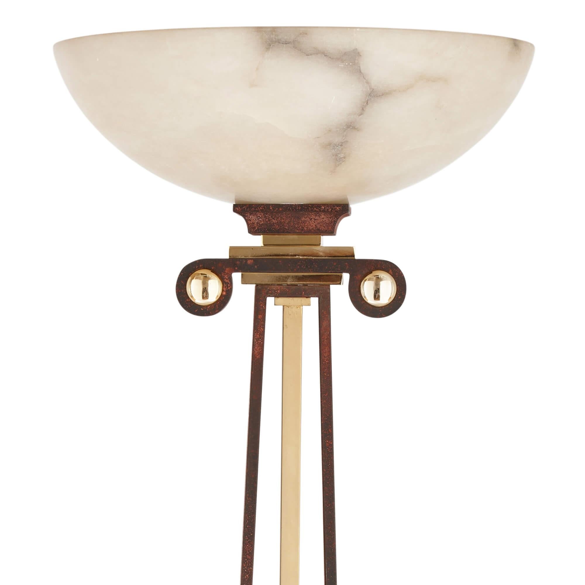 Stehleuchte aus Alabaster, vergoldetem Metall und patiniertem Eisen 
Kontinental, 20. Jahrhundert
Höhe 185cm, Durchmesser 40cm

Inspiriert von der klassischen griechischen Architektur, ist diese moderne Stehleuchte eine wunderbare Ergänzung sowohl
