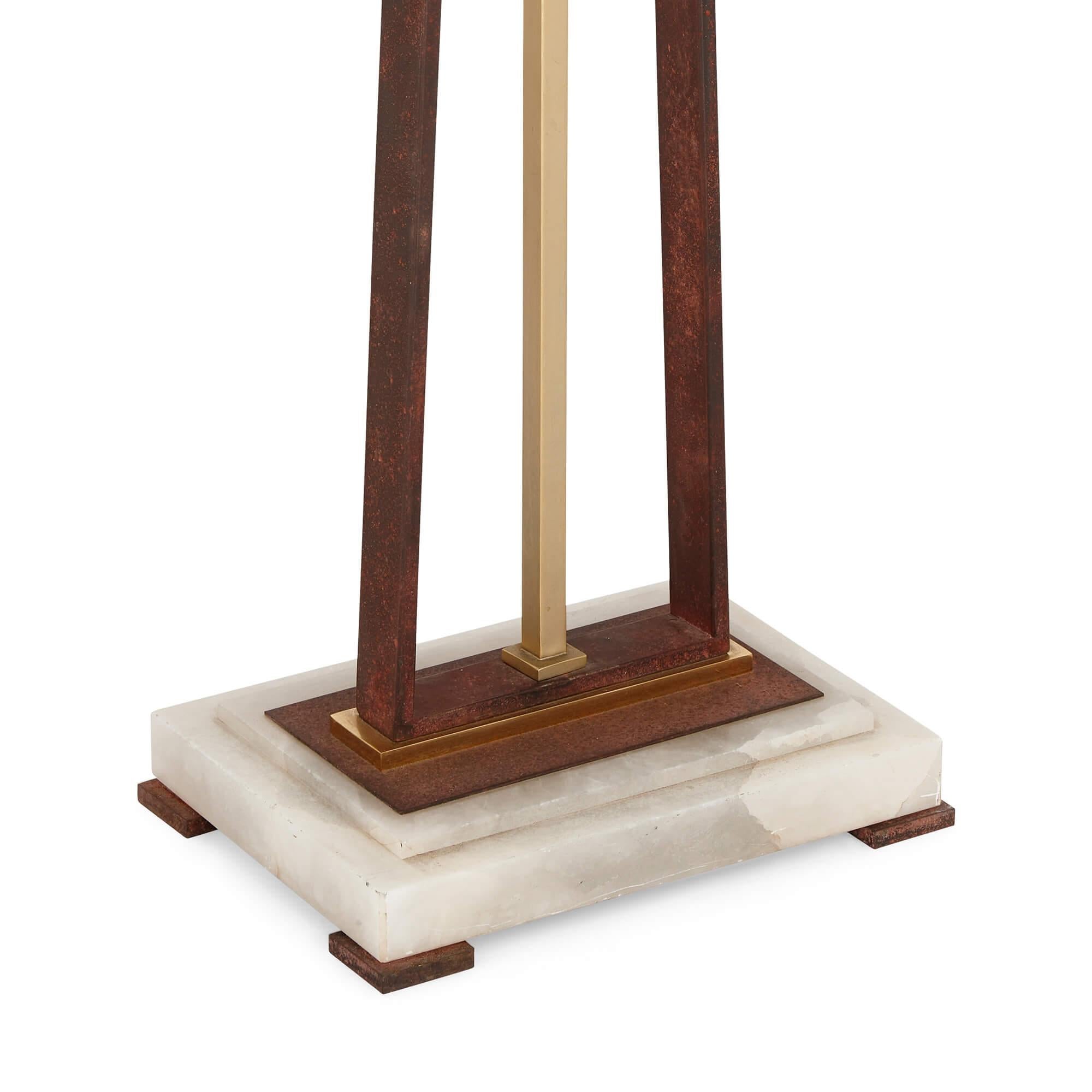 Stehlampe aus Alabaster, vergoldetem Metall und patiniertem Eisen (Europäisch) im Angebot
