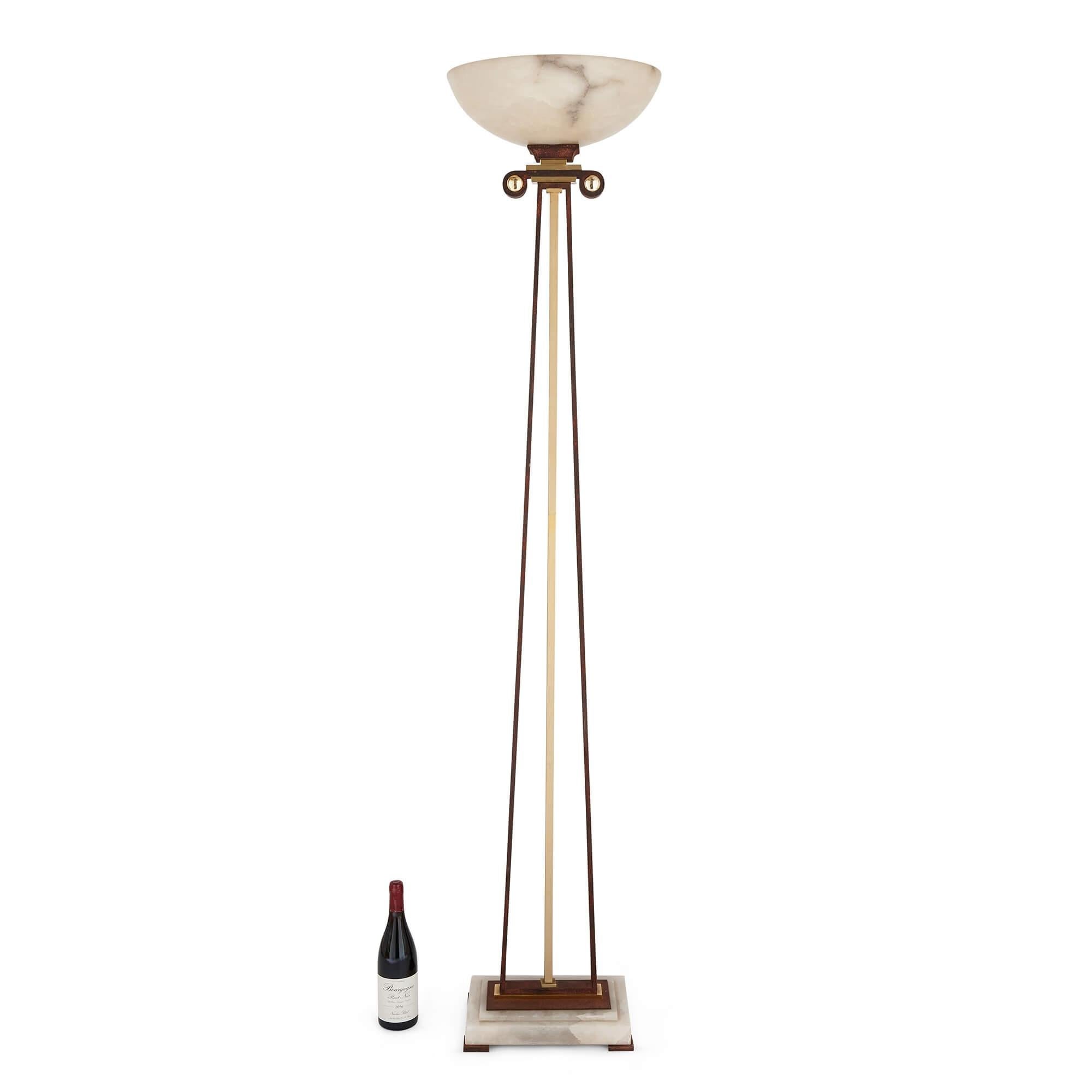 Stehlampe aus Alabaster, vergoldetem Metall und patiniertem Eisen (Geschnitzt) im Angebot