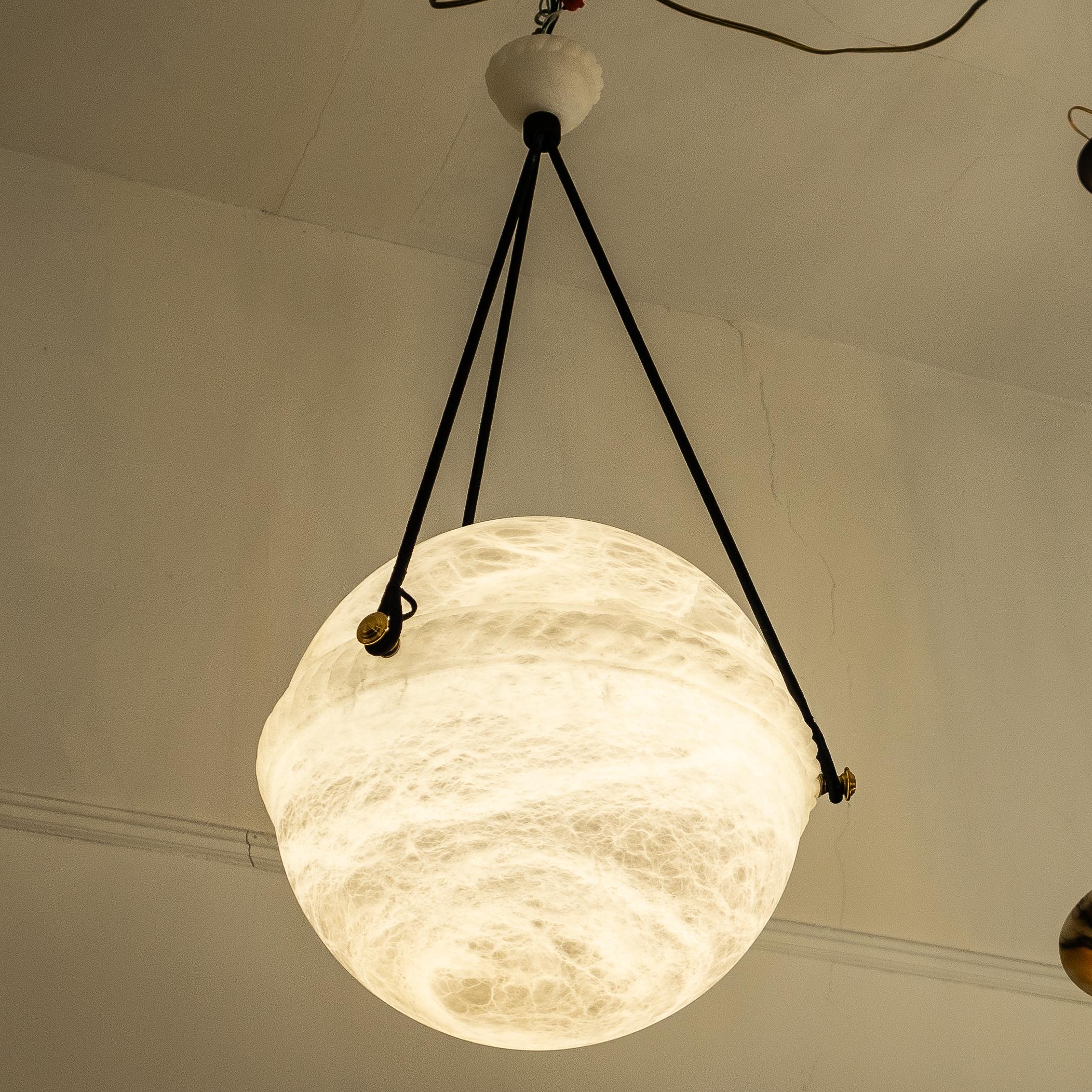 Alabaster Globe Light Fixture (Art déco) im Angebot