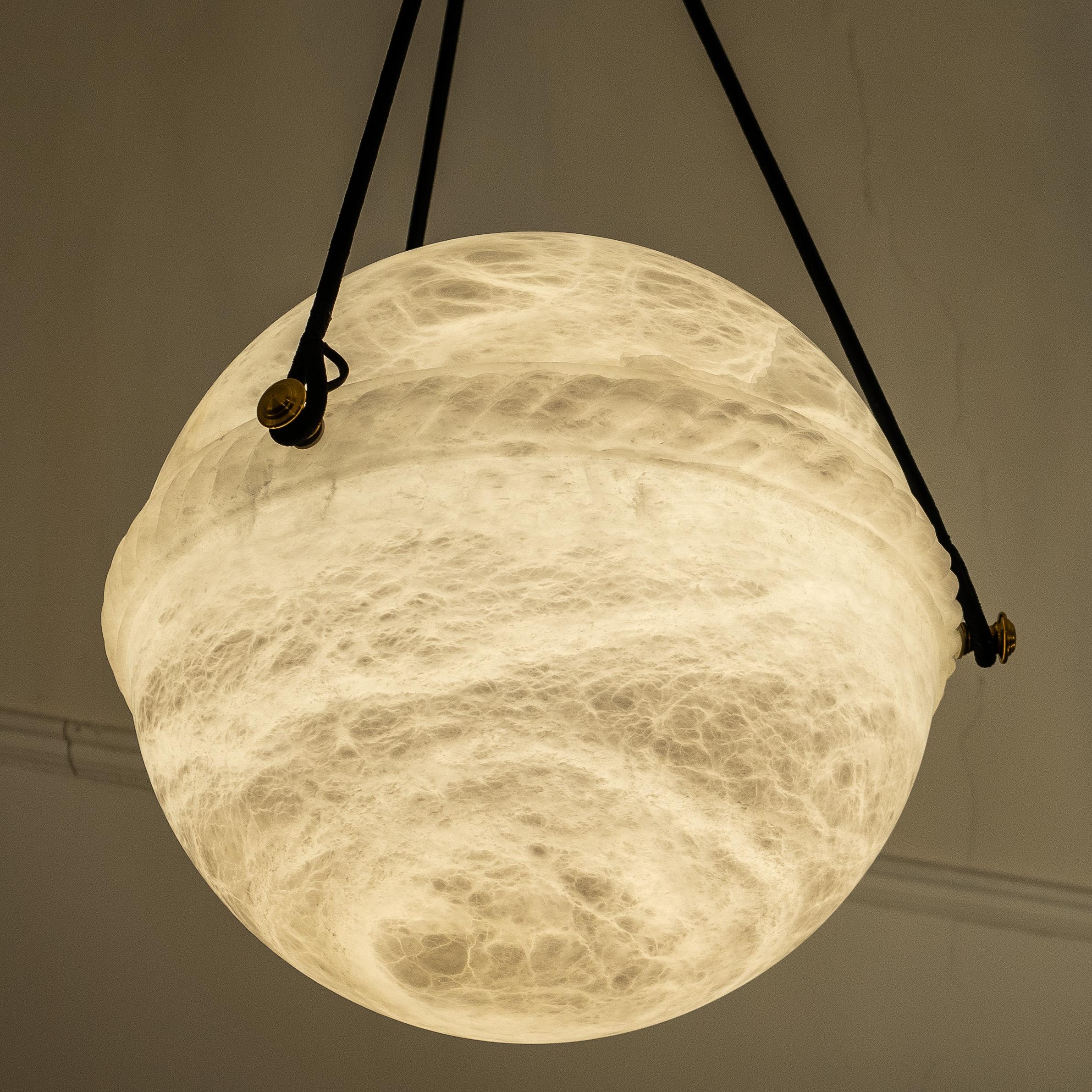 Alabaster Globe Light Fixture (Europäisch) im Angebot