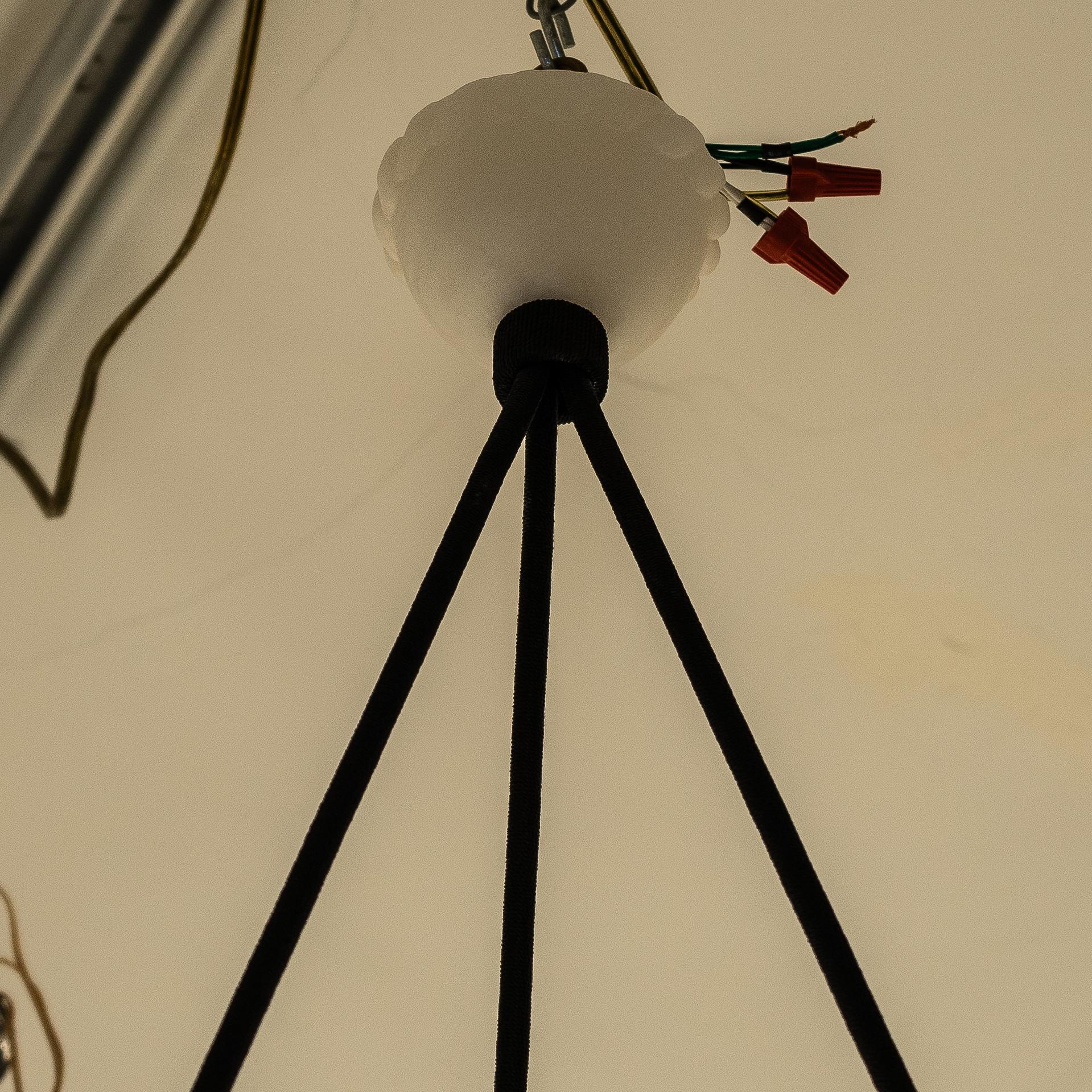 Alabaster Globe Light Fixture (Geschnitzt) im Angebot