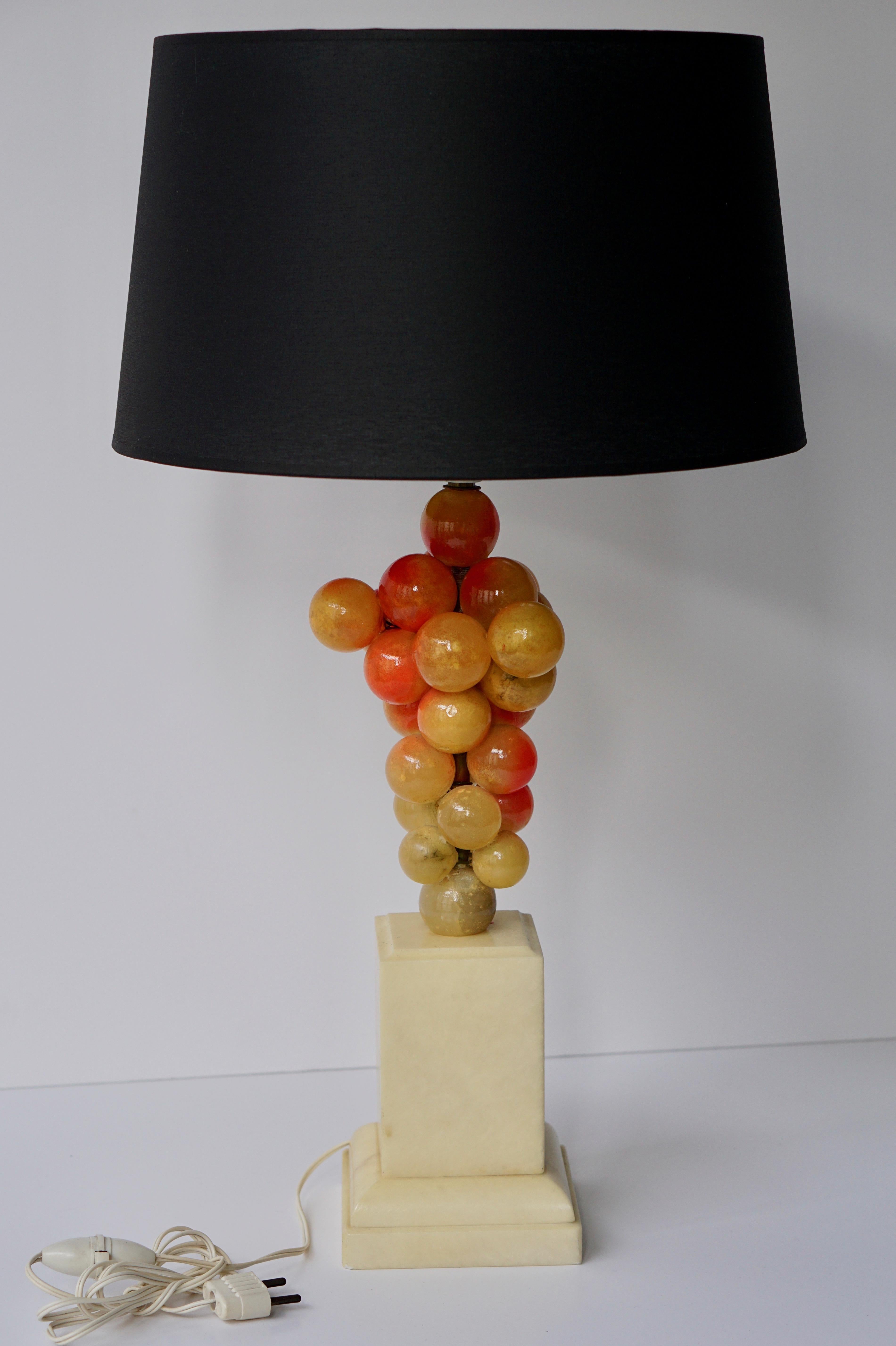 Alabaster grape table lamp.
Measures: Height base with socket 46 cm.
Width 14 cm.
Depth 14 cm.

The lamp shade is not included in the price.