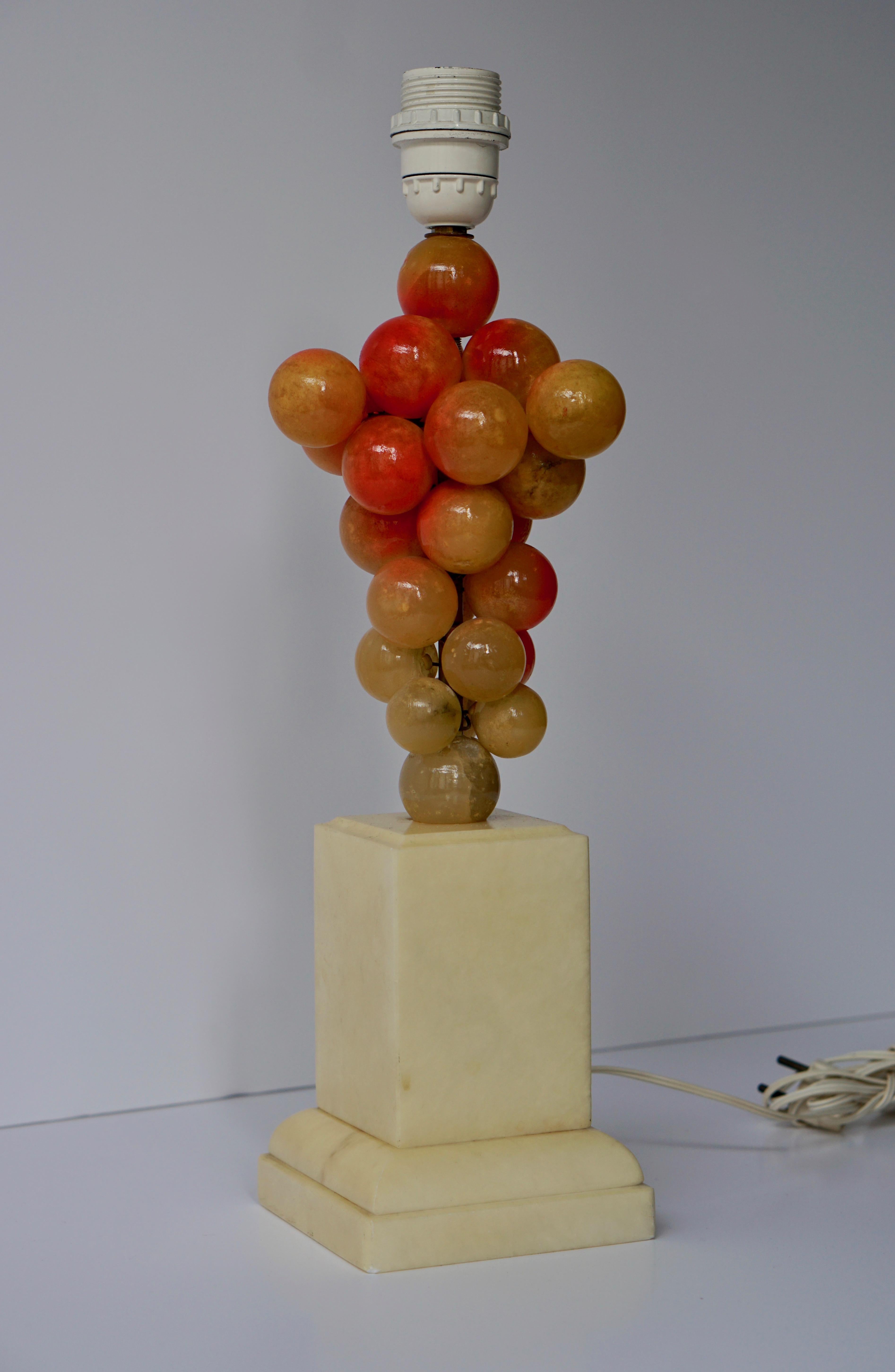 20ième siècle Lampe de table en grappe de raisin d'albâtre en vente