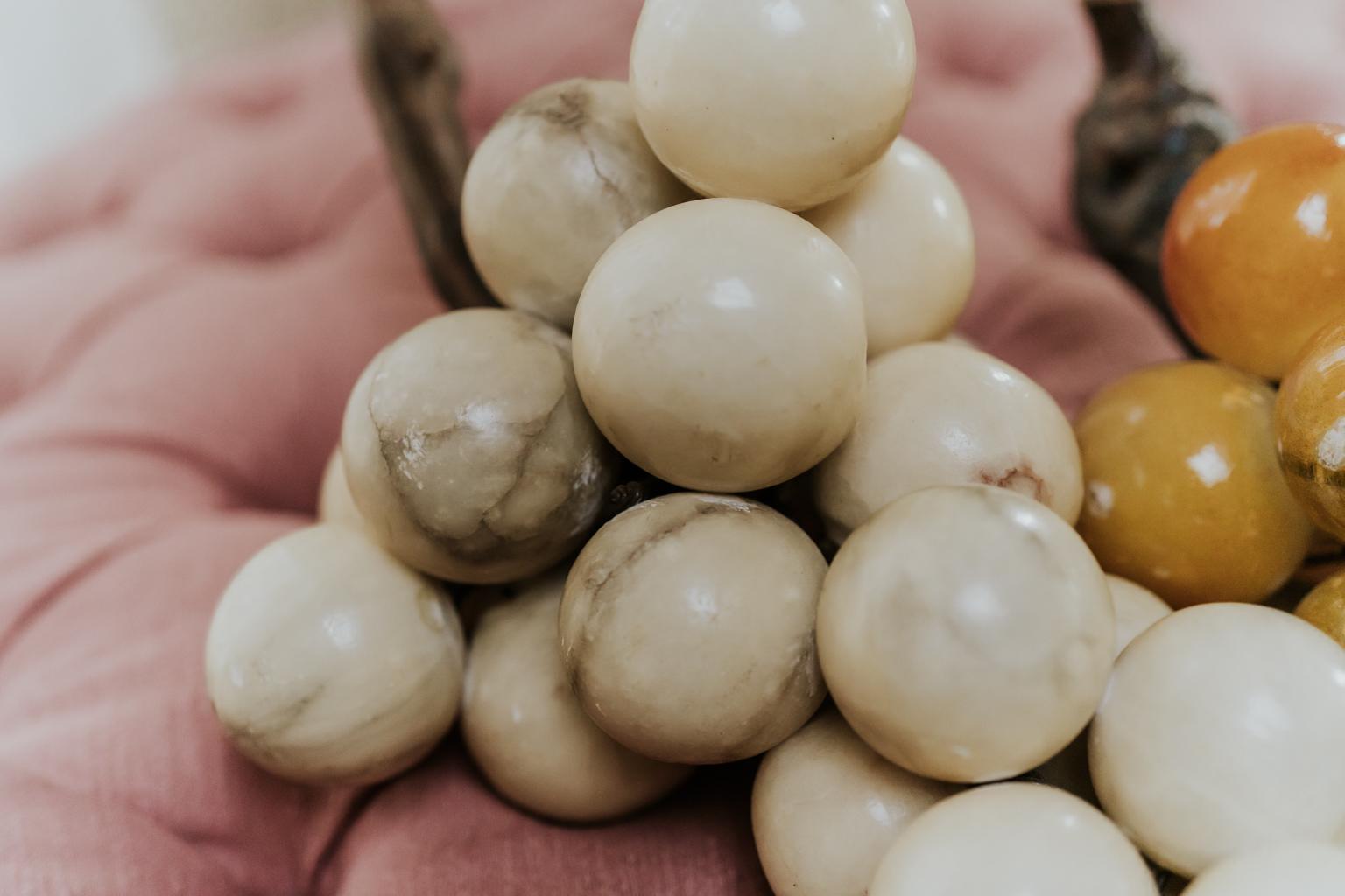 Alabaster Grapes In Good Condition In Brecht, BE