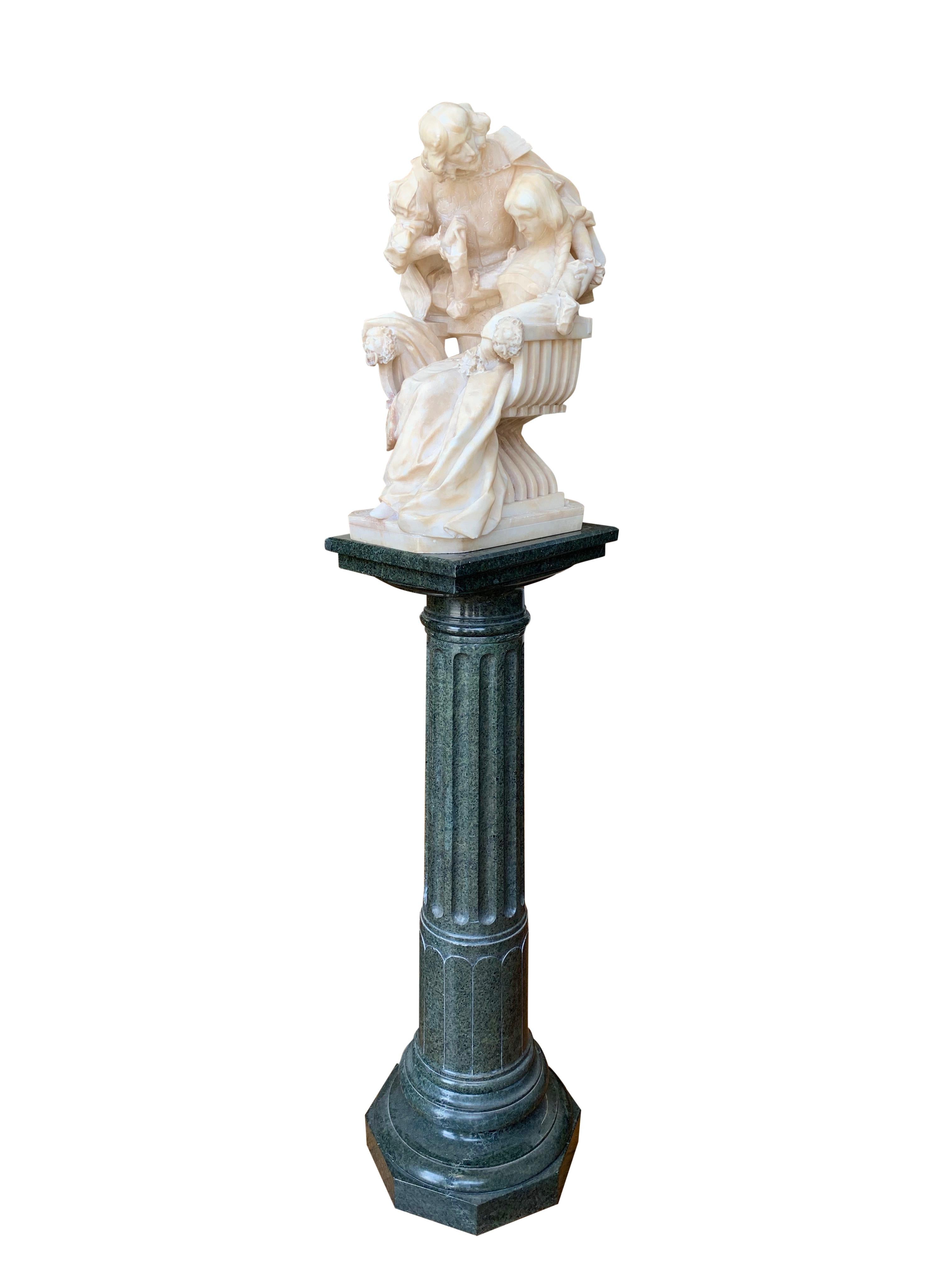 Hervorragend geschnitzte italienische Alabastergruppe aus dem 19. Jahrhundert, die einen Kavalier darstellt, der neben einer sitzenden Dame mit einer Blume in der Hand steht. Auf einem Sockel aus grünem Marmor mit rechteckiger Platte und achteckigem