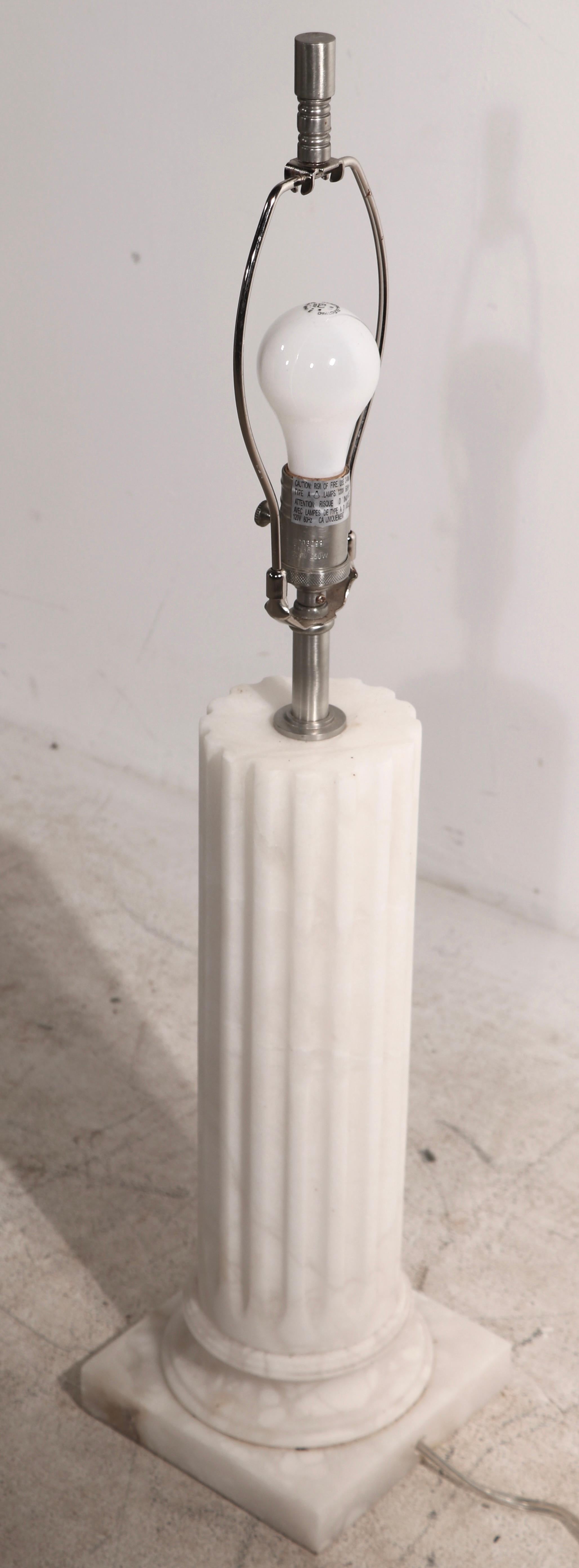 Halbsäulen-Tischlampe aus Alabaster von Restoration Hardware (Hollywood Regency) im Angebot