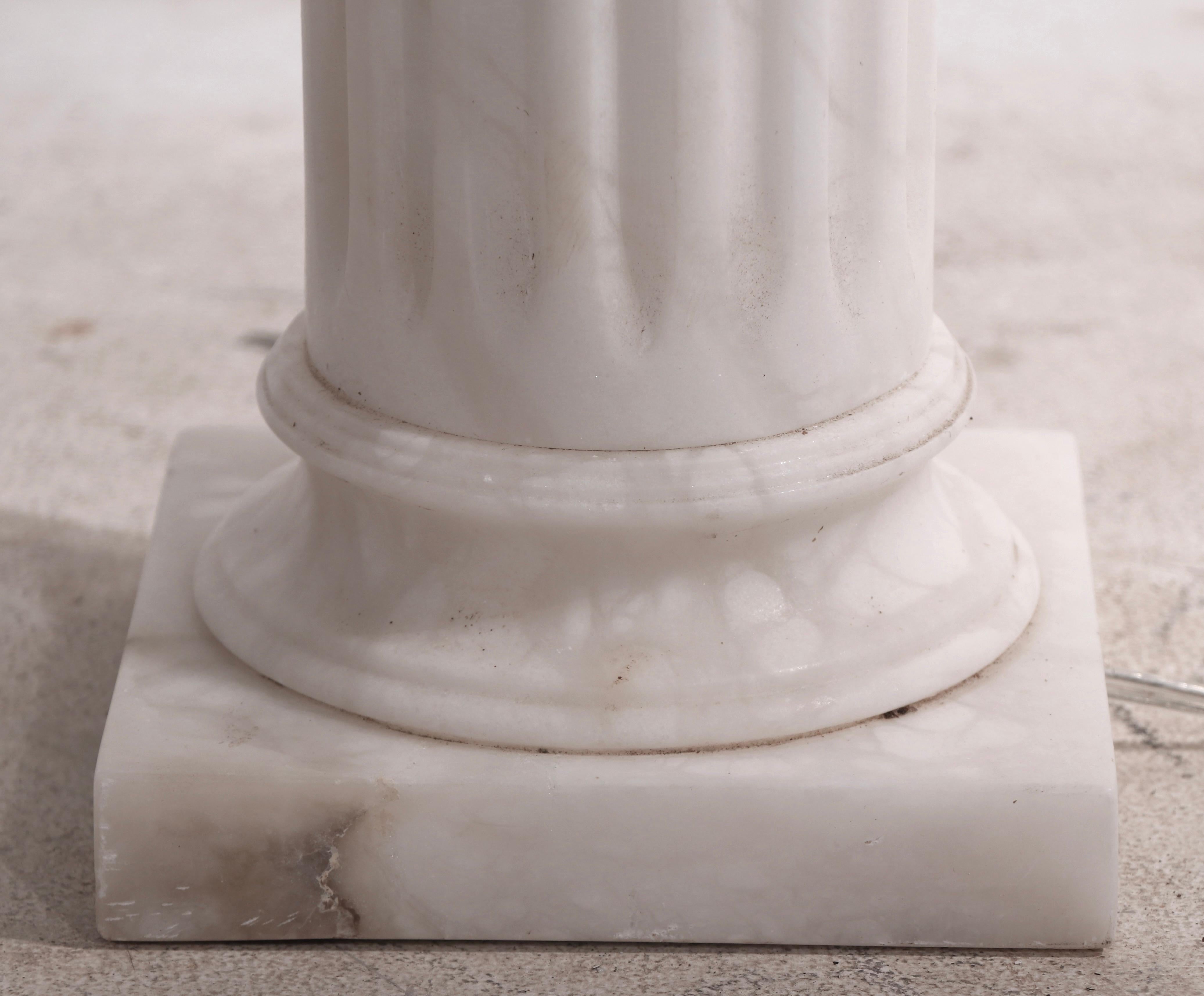Halbsäulen-Tischlampe aus Alabaster von Restoration Hardware (20. Jahrhundert) im Angebot