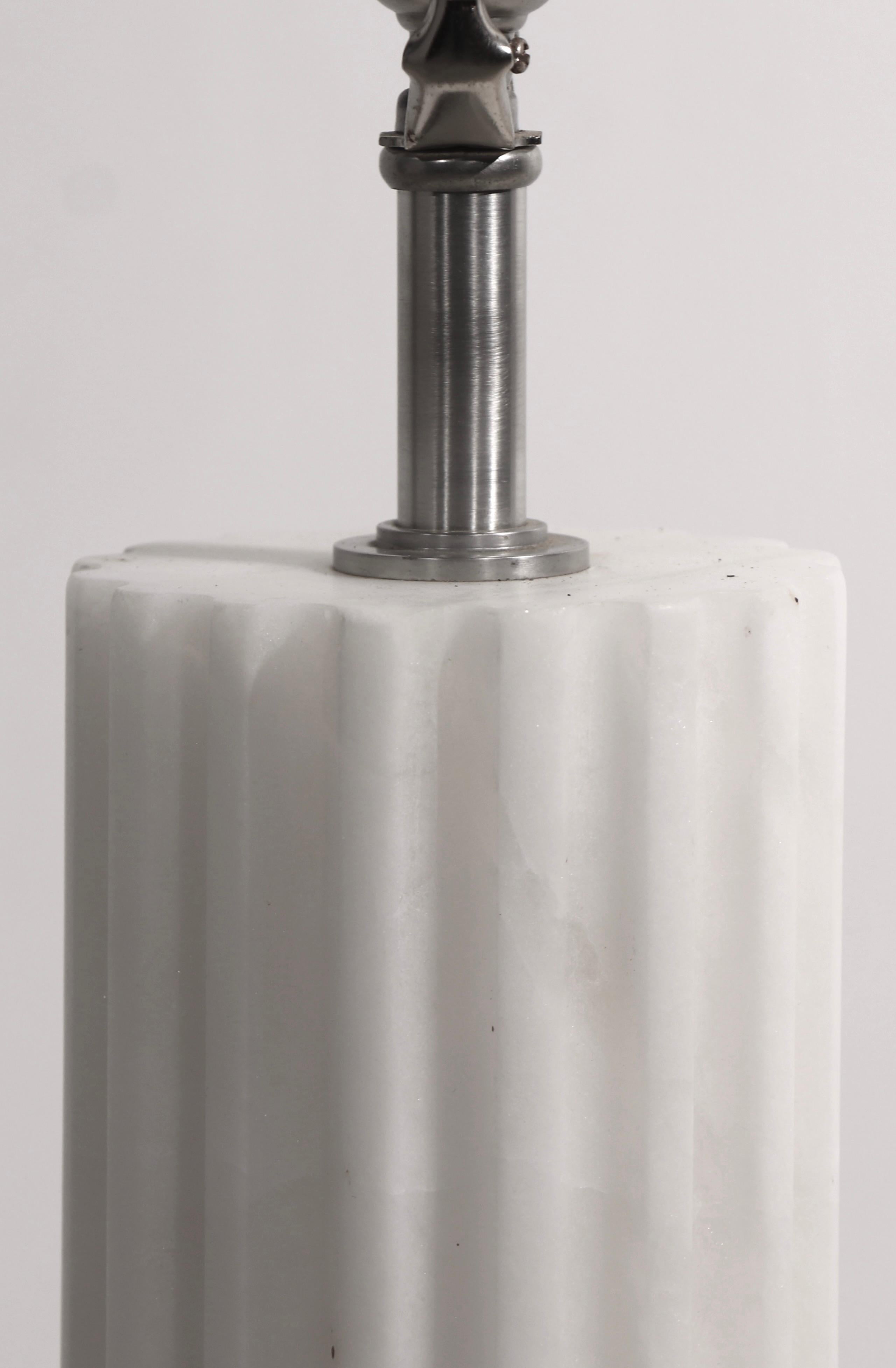 Halbsäulen-Tischlampe aus Alabaster von Restoration Hardware im Angebot 1