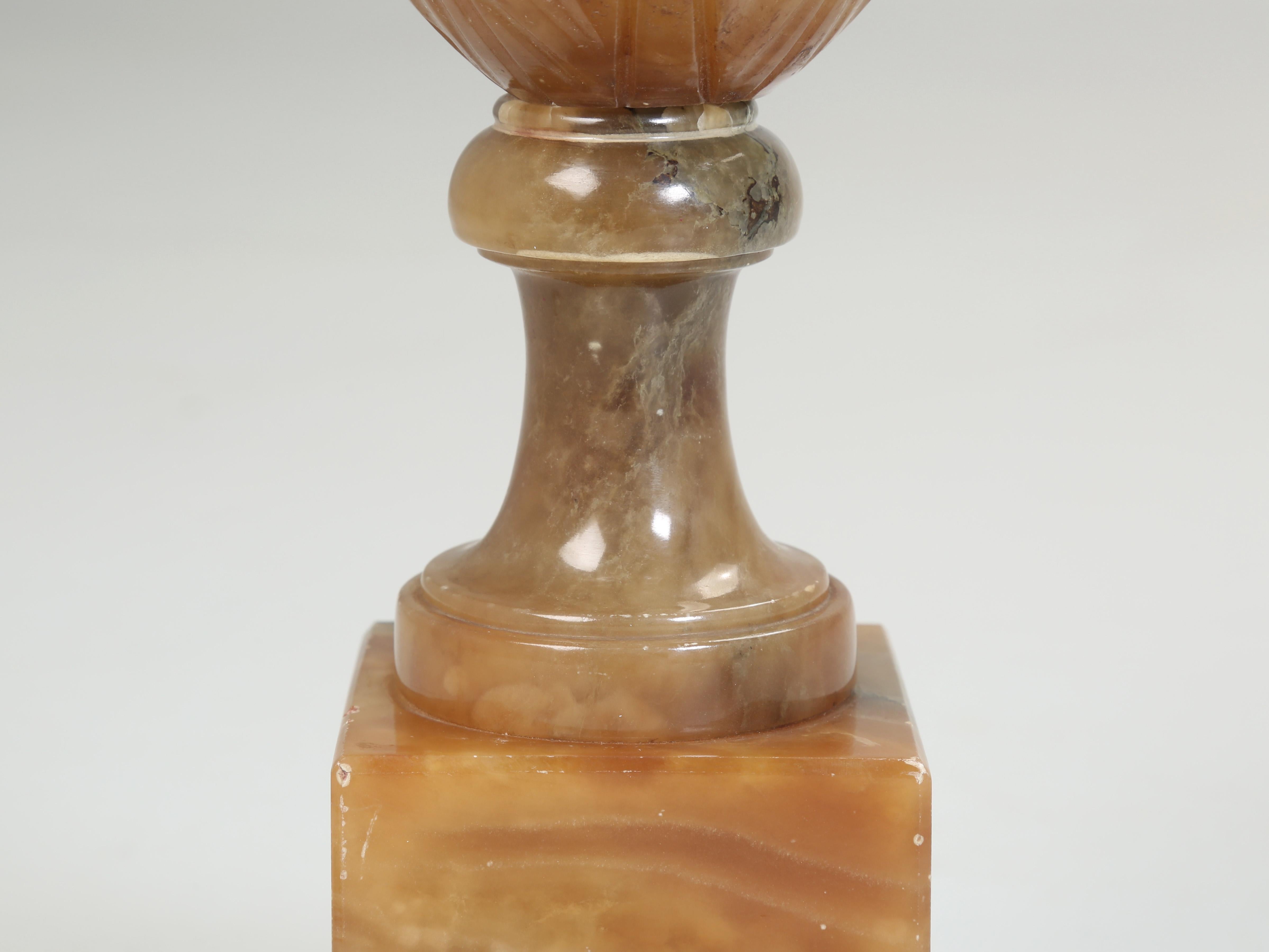 Handgeschnitzte Lampe aus Alabaster  (Mitte des 20. Jahrhunderts) im Angebot