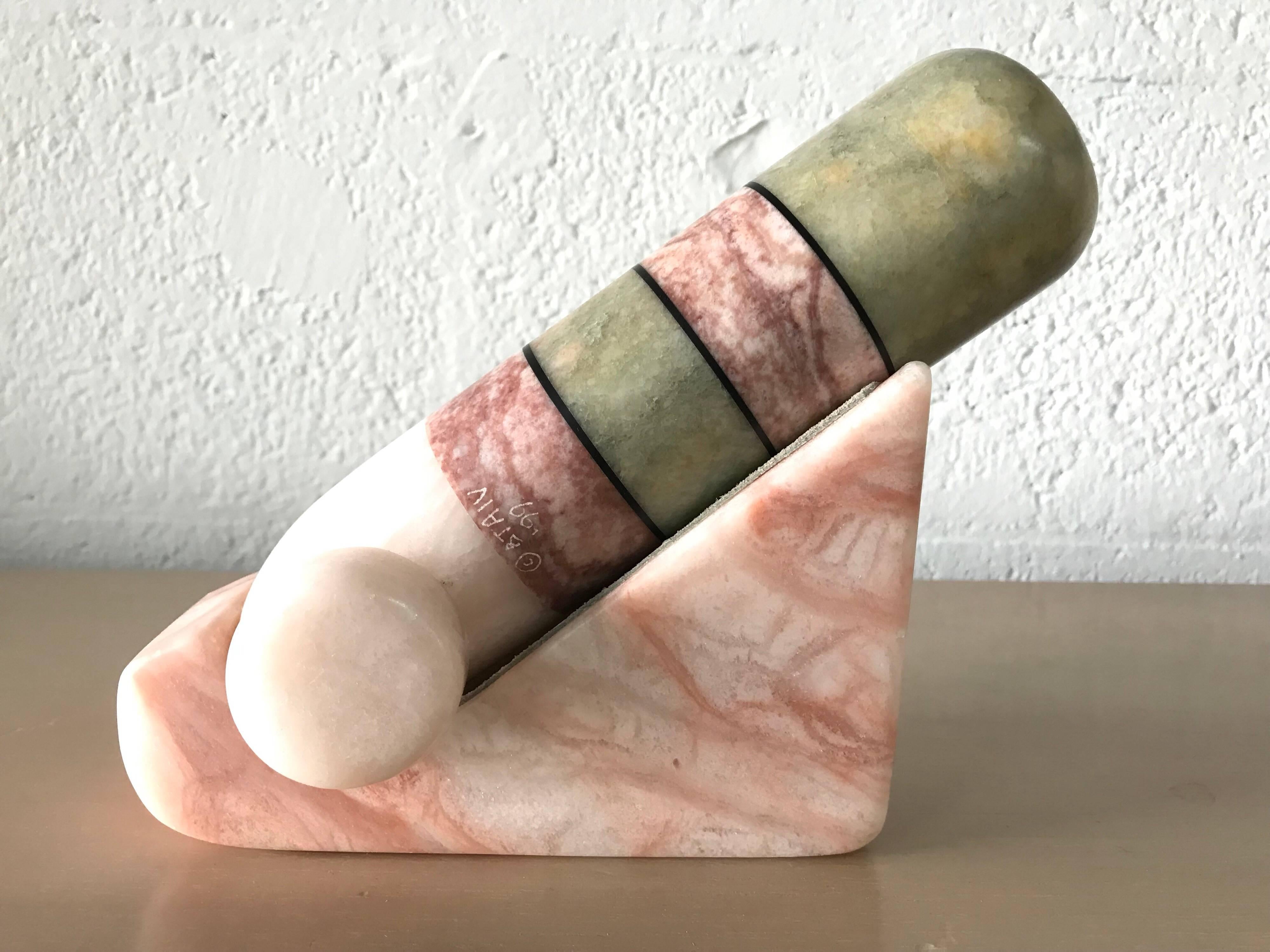 Kaléidoscope conçu par Ben Ansley rendu en quatre couleurs ou en albâtre avec un support en albâtre:: stylisé comme une abstraction moderne d'une sculpture de fertilité phallique préhistorique. 

signé et daté.