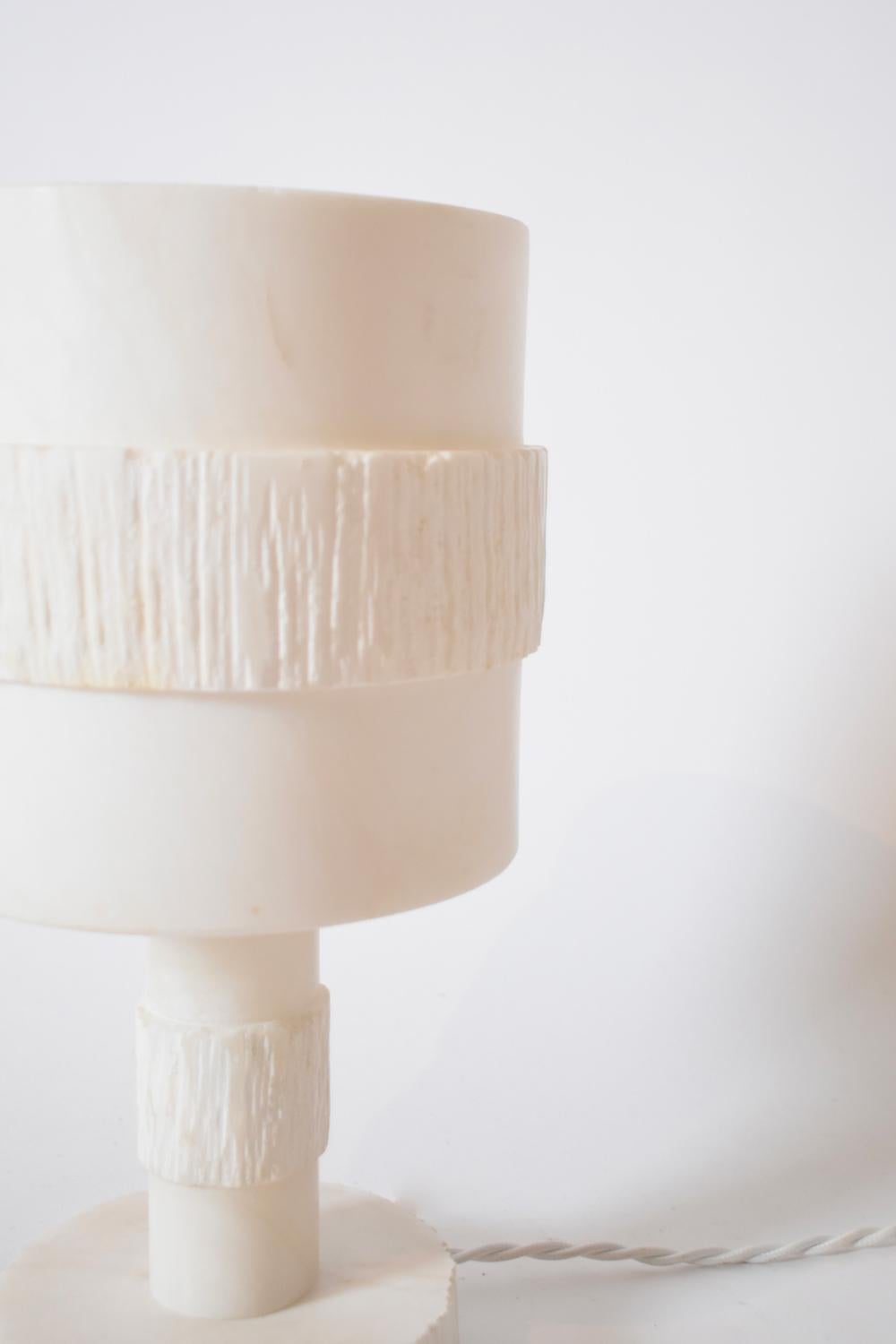 Lampe aus Alabaster und geschnitztem Alabaster auf einem runden Sockel, Lampenschirm aus Alabaster. Italien, 1970er Jahre.