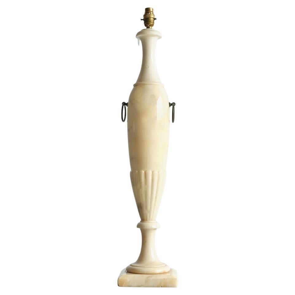 Lampe aus Alabaster, um 1860 im Angebot