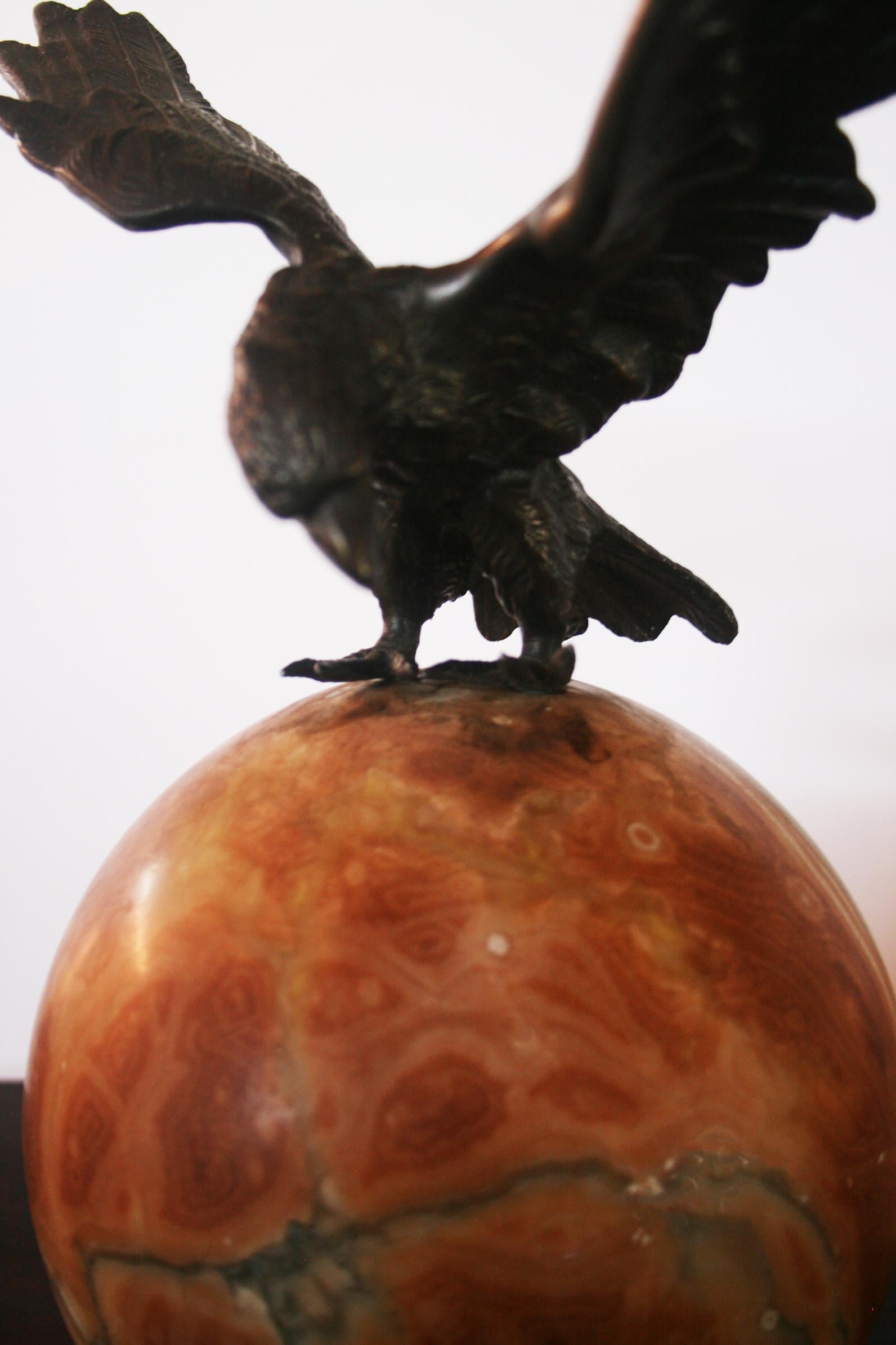  Rare lampe de bureau Art Déco en forme de globe en albâtre avec aigle en bronze de culture en vente 5