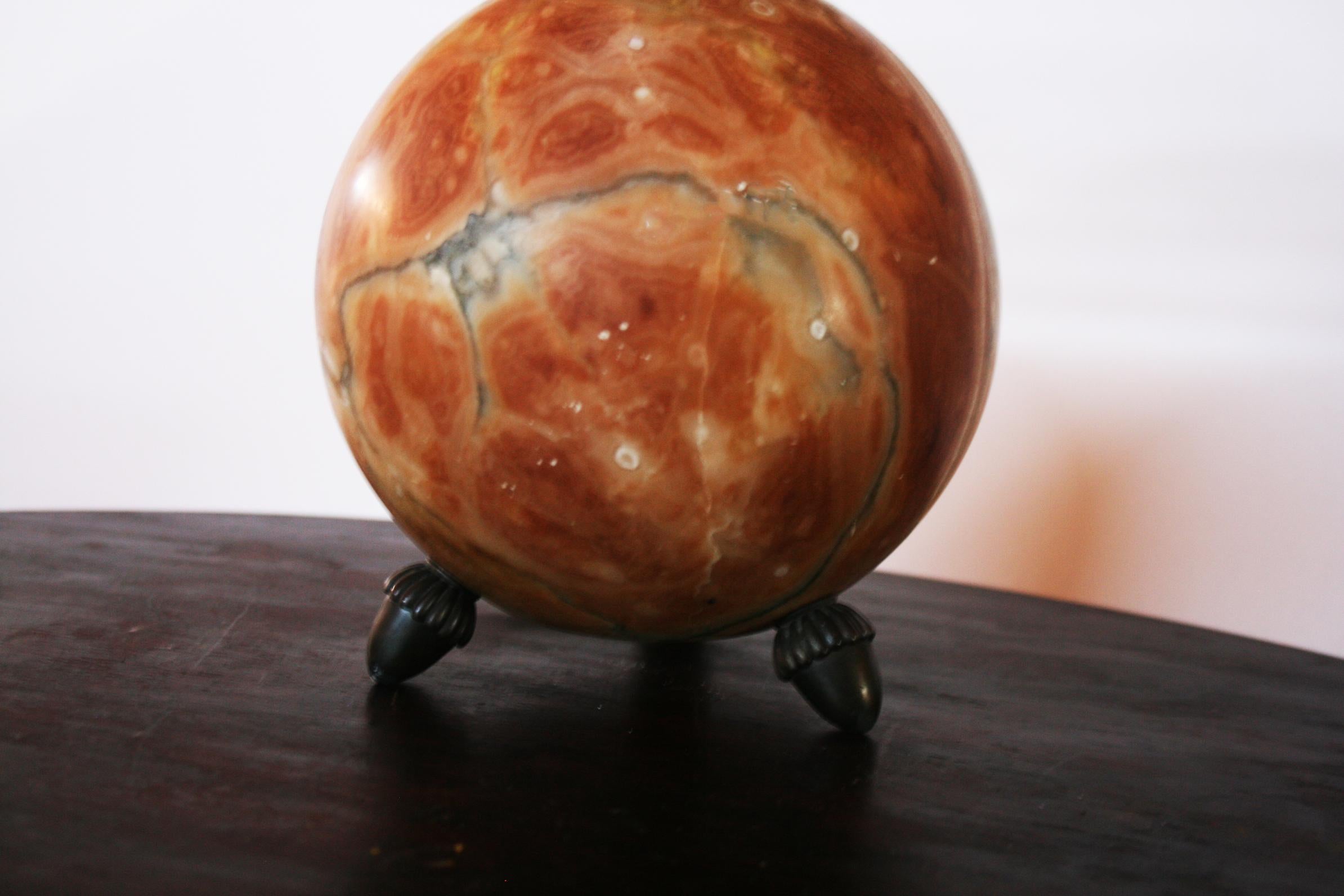  Rare lampe de bureau Art Déco en forme de globe en albâtre avec aigle en bronze de culture en vente 6