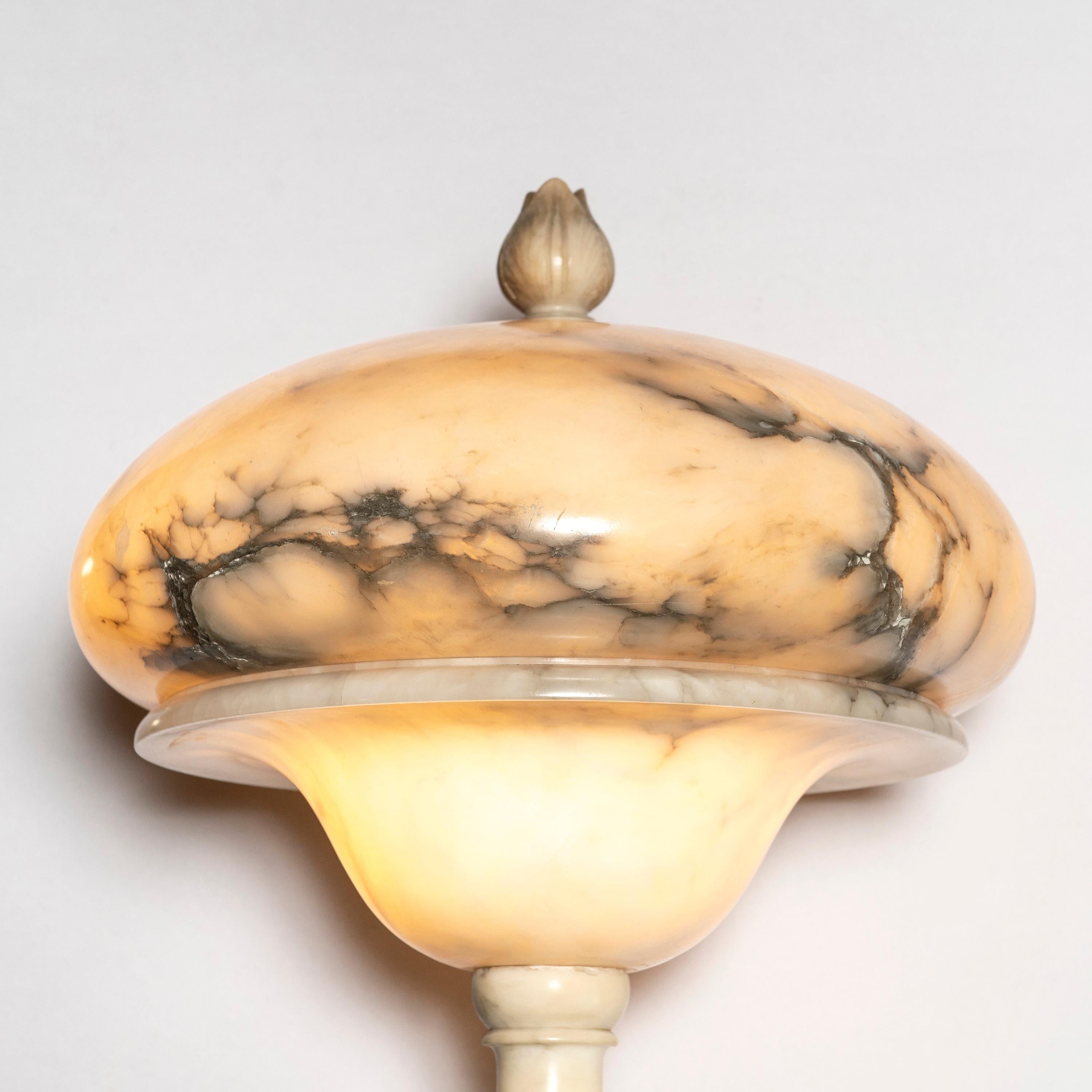 Alabaster Lamp with Eagle and Base, Art Deco Period, Italy, Early 20th Century In Good Condition For Sale In Buenos Aires, Buenos Aires