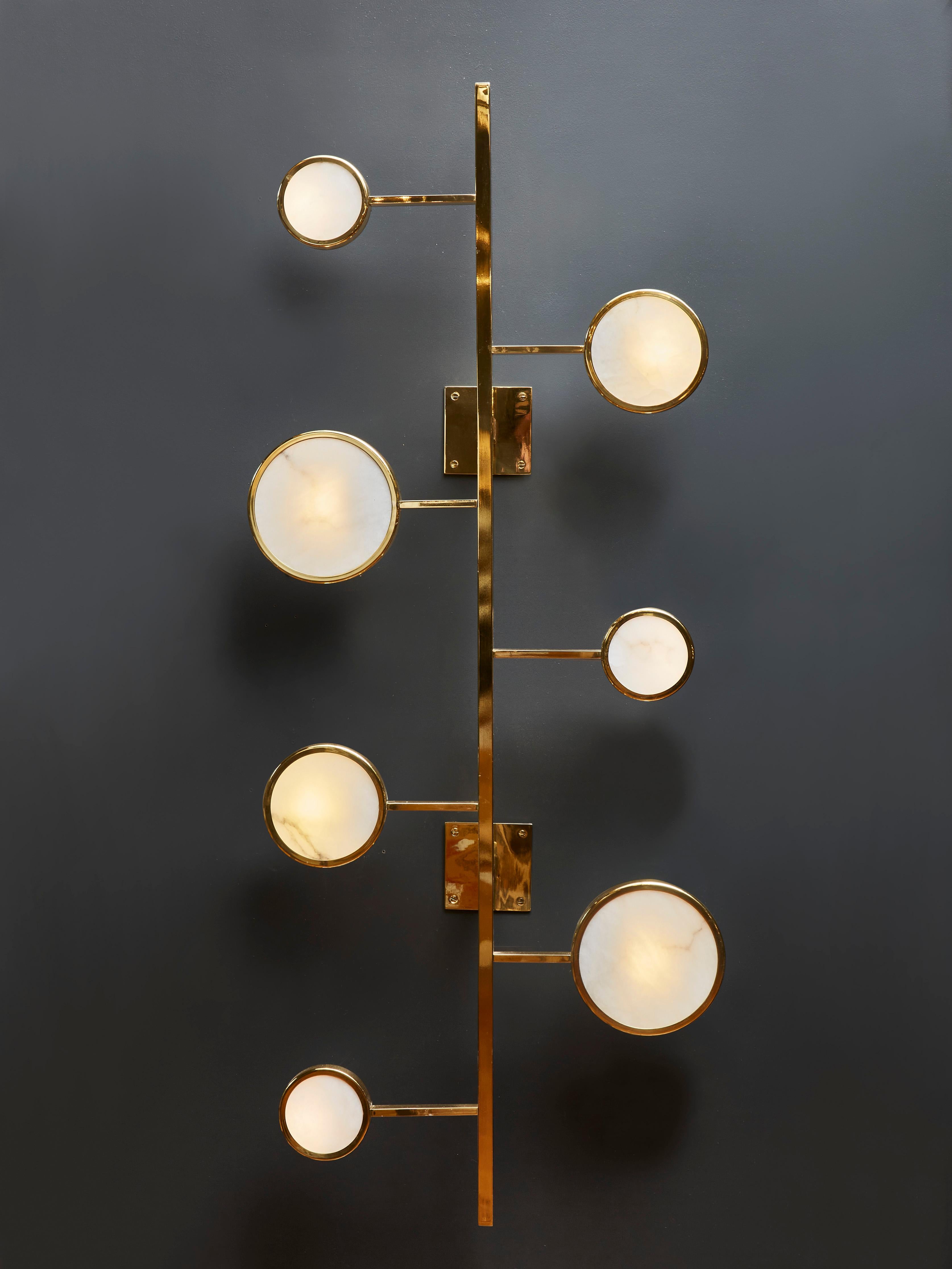 Nuevo diseño de Glustin Luminaires, empotrable largo de latón con lentes de alabastro. Esta pieza puede utilizarse como aplique de pared.

