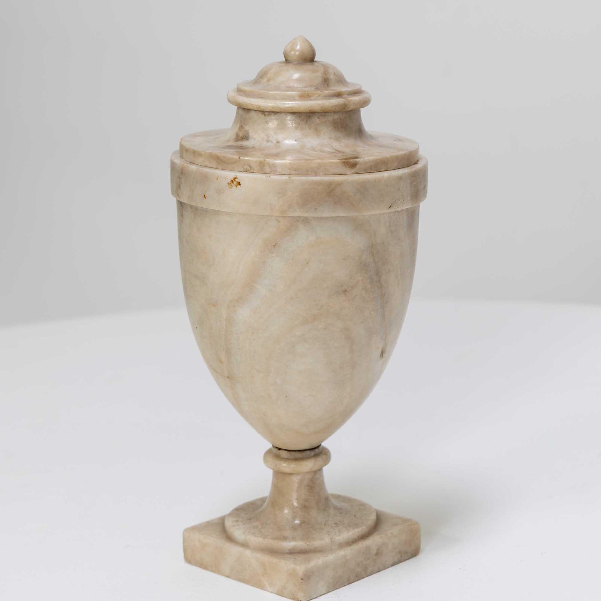 Neoclassico Vaso con coperchio in alabastro, inizio XIX secolo in vendita