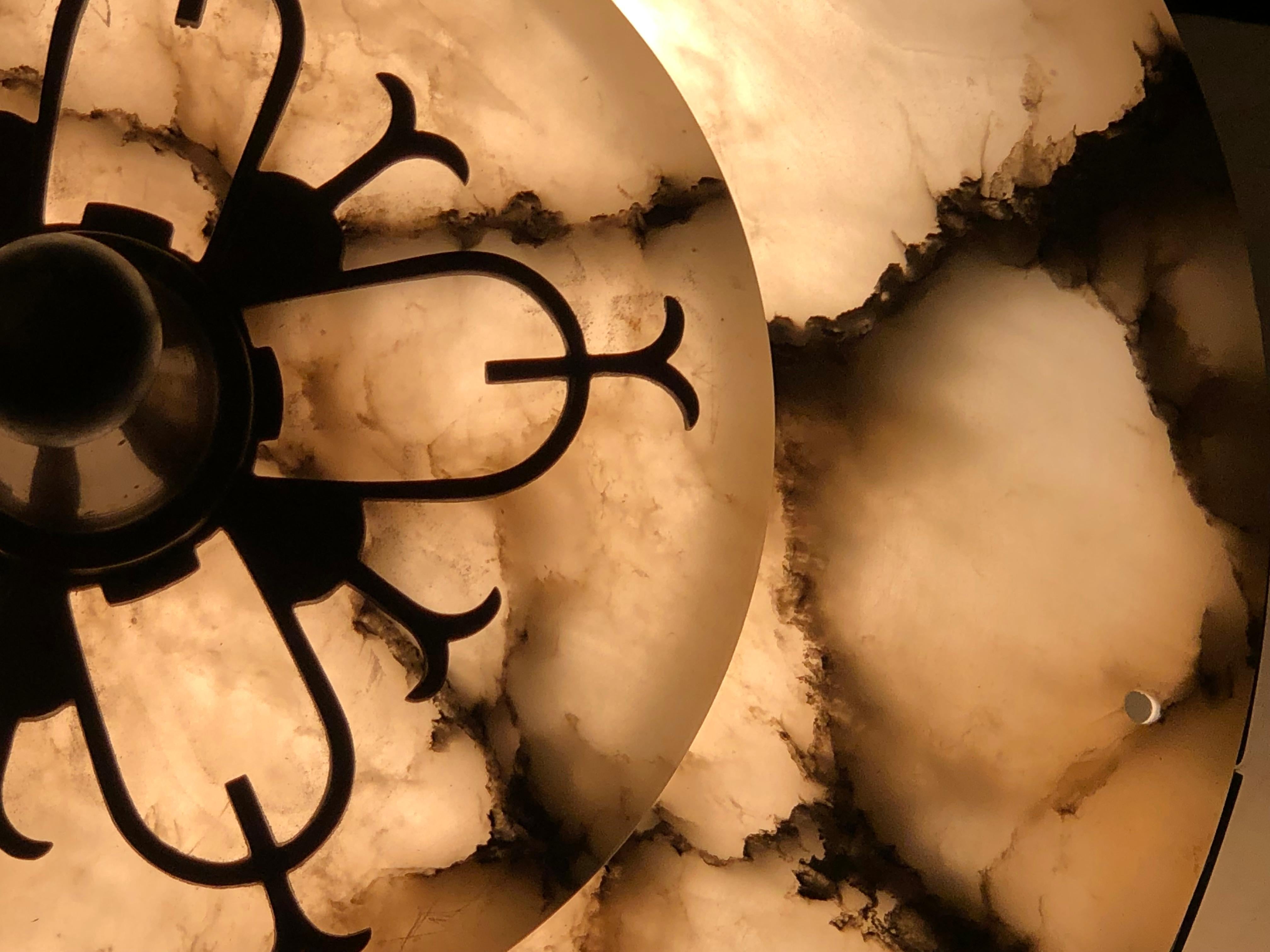Milieu du XXe siècle Luminaire en albâtre avec détails en bronze en vente