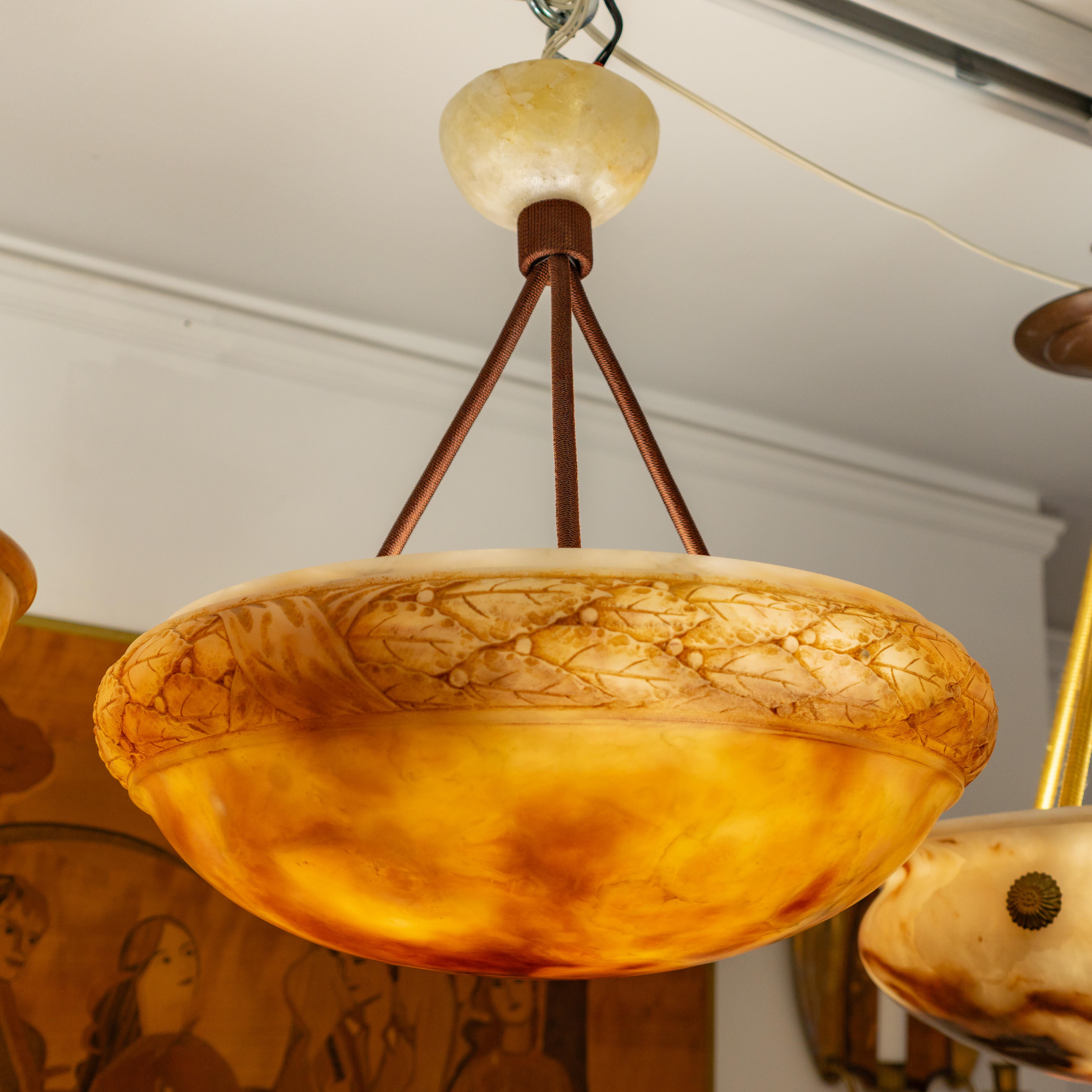 Luminaire en albâtre avec motif de laurier en Oak en vente 2