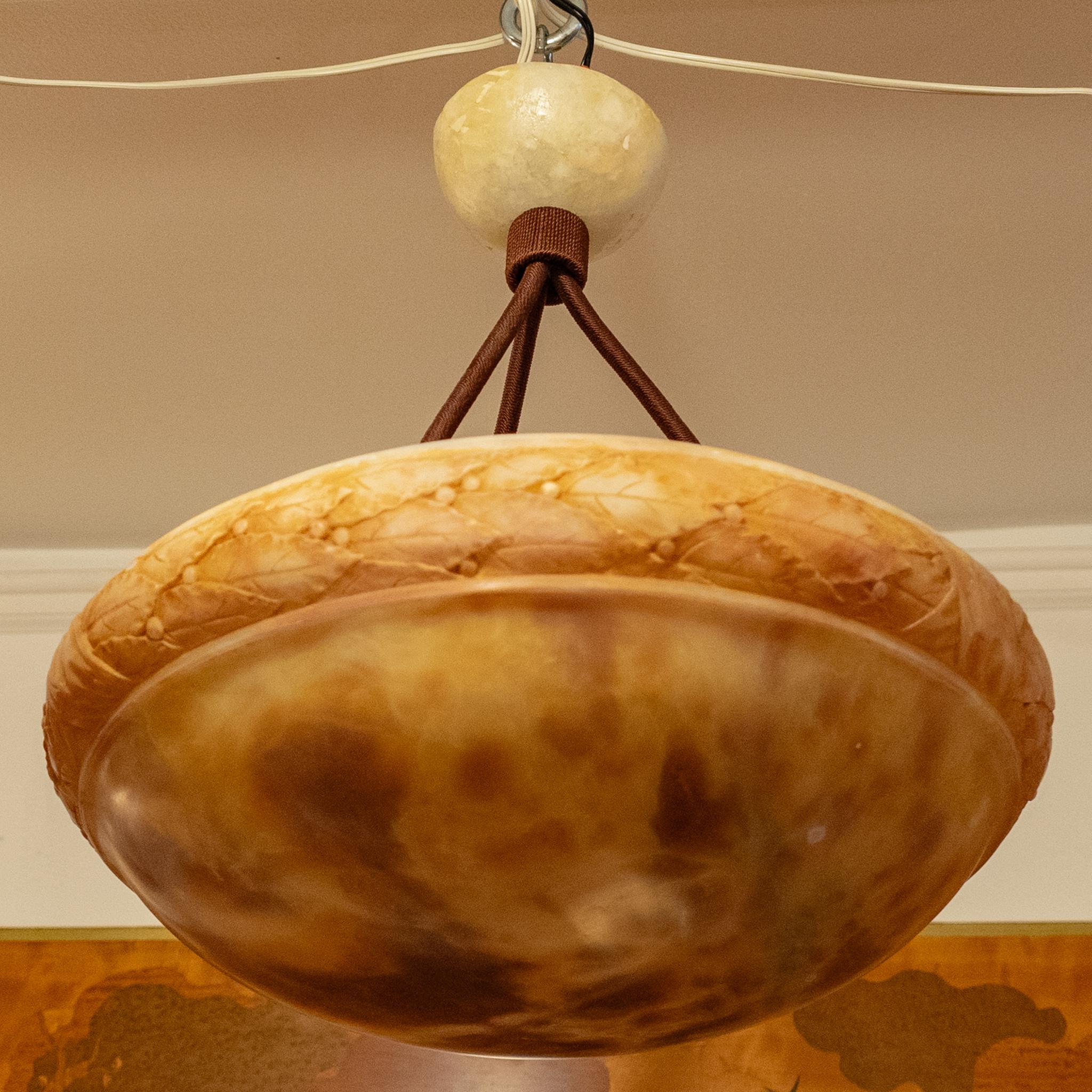 Suédois Luminaire en albâtre avec motif de laurier en Oak en vente