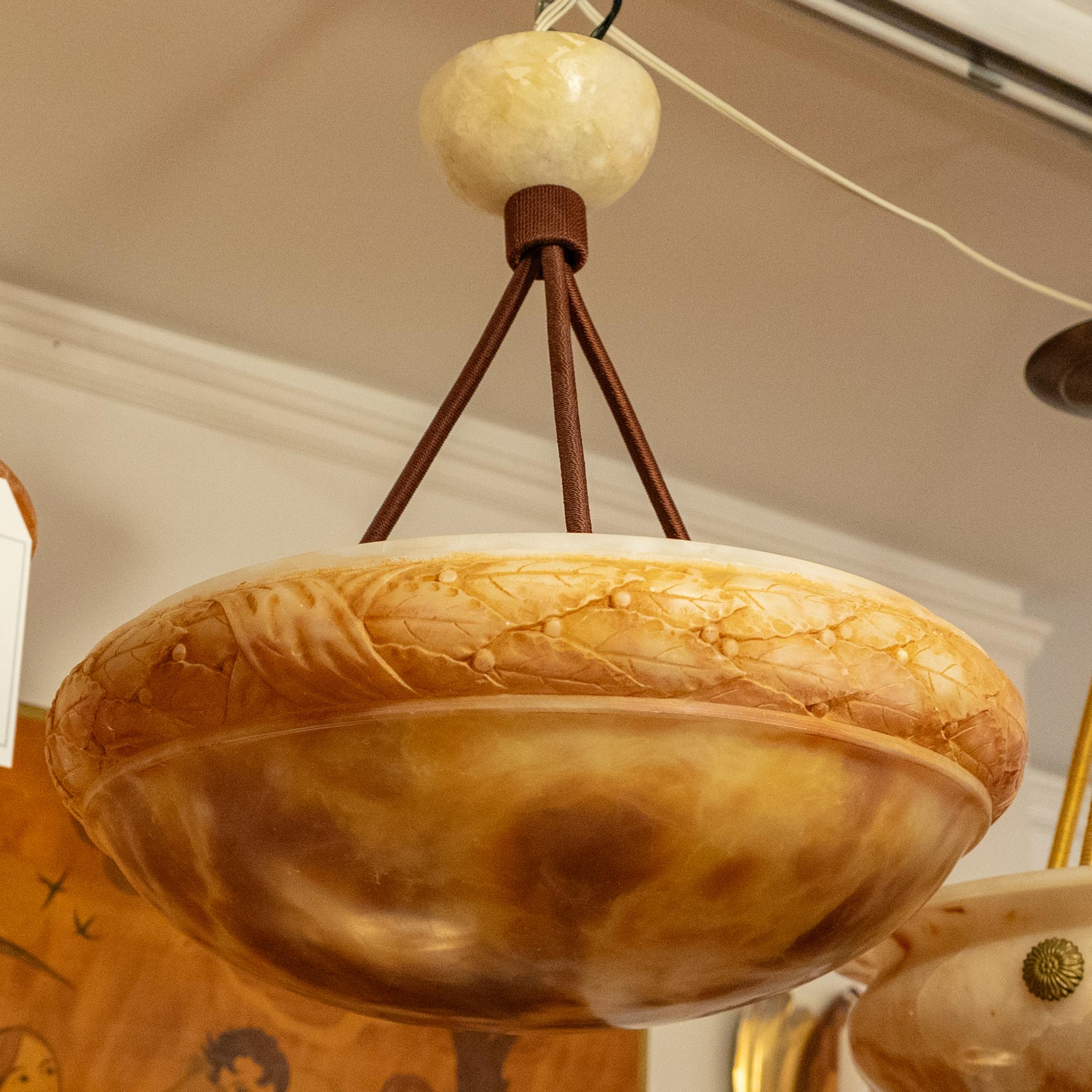 Sculpté Luminaire en albâtre avec motif de laurier en Oak en vente