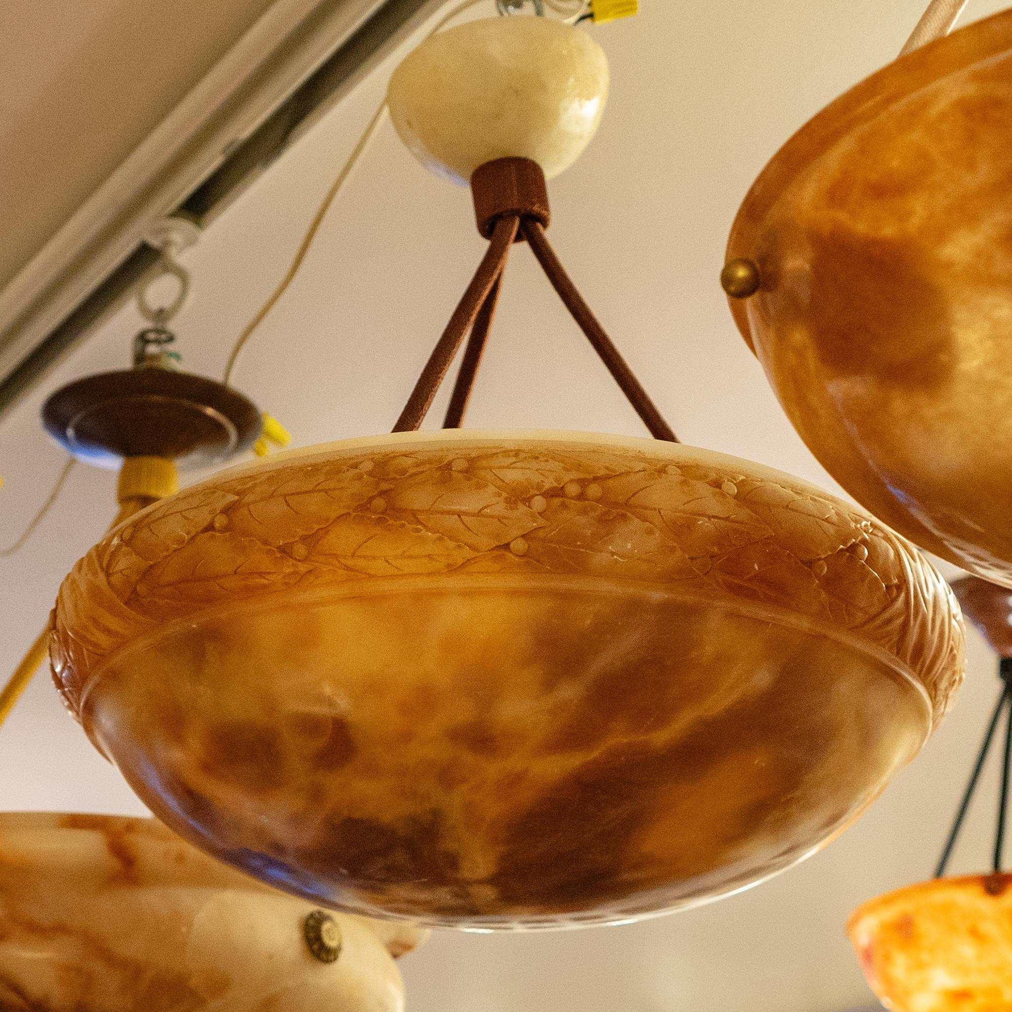 Luminaire en albâtre avec motif de laurier en Oak Bon état - En vente à New York, NY