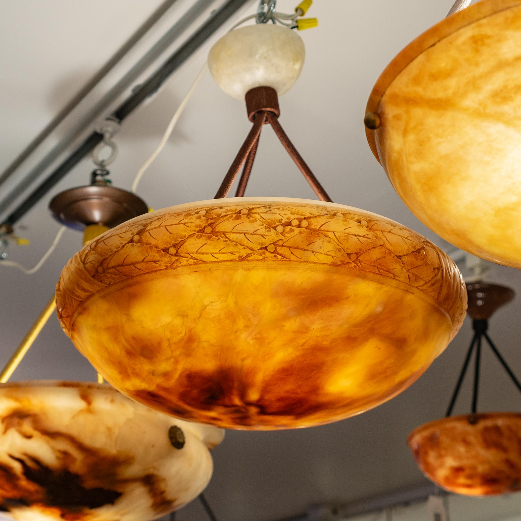 20ième siècle Luminaire en albâtre avec motif de laurier en Oak en vente