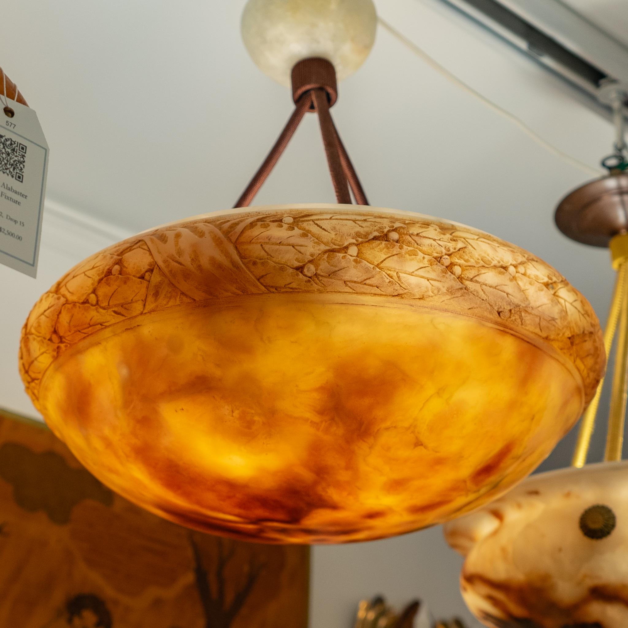 Albâtre Luminaire en albâtre avec motif de laurier en Oak en vente