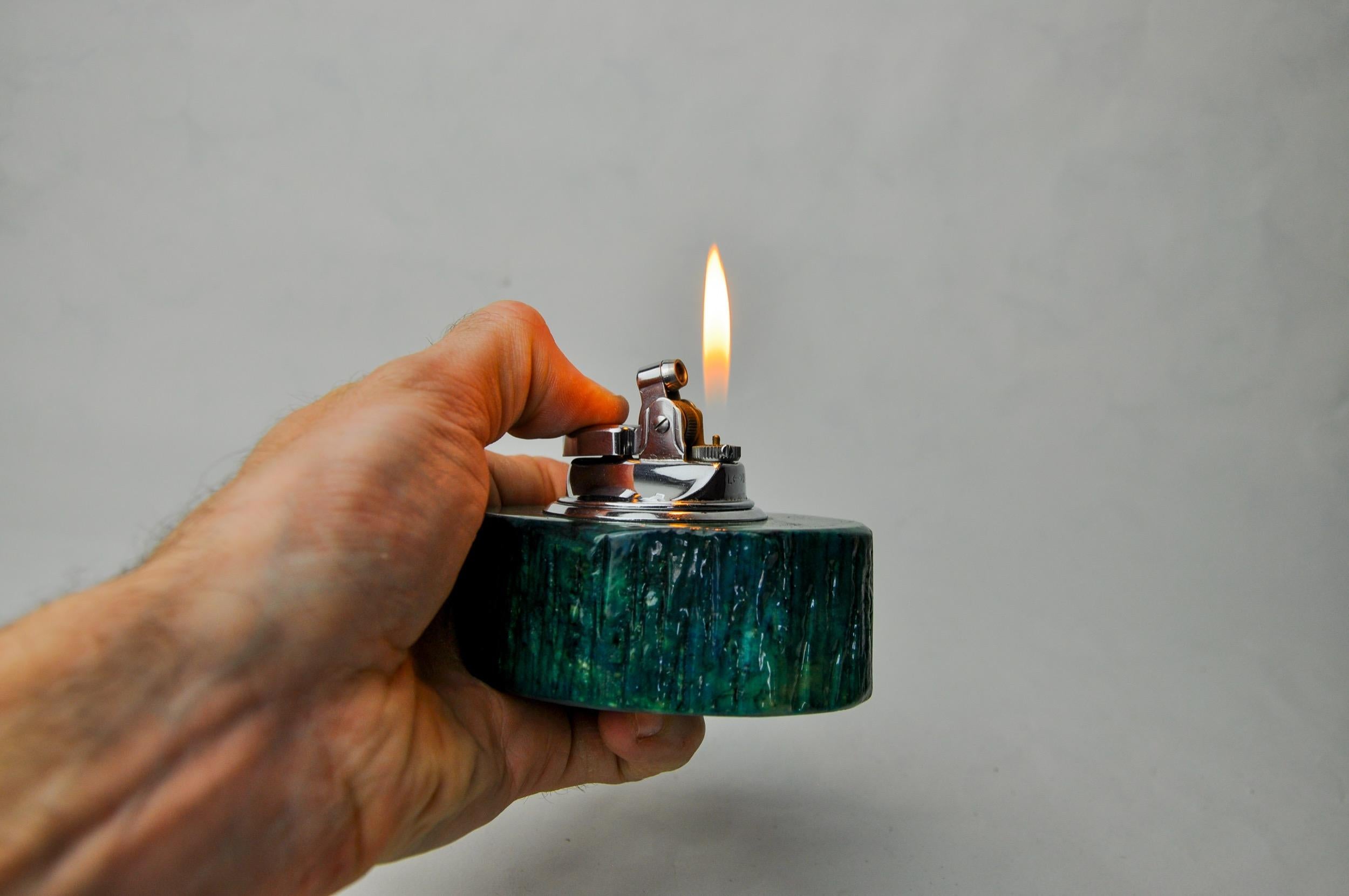 Superb and rare alabaster lighter designed and produced by romano bianchi in italy in the 1970s. Turquoise alabaster lighter produced by hand. Very nice state of conservation, original lighter revised by a professional. Decorative object that will