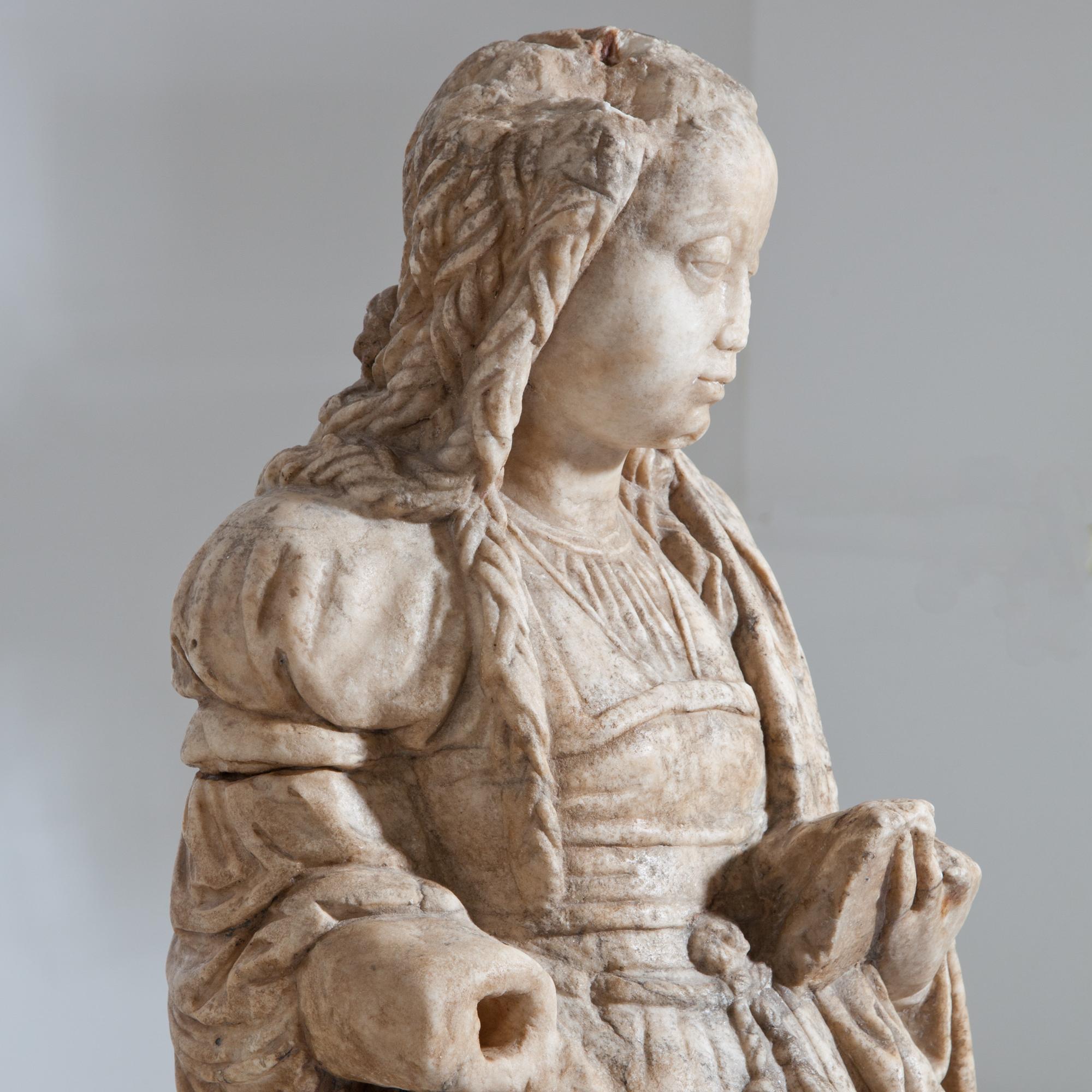 Alabaster Madonna, Northern France, 16th Century For Sale 4