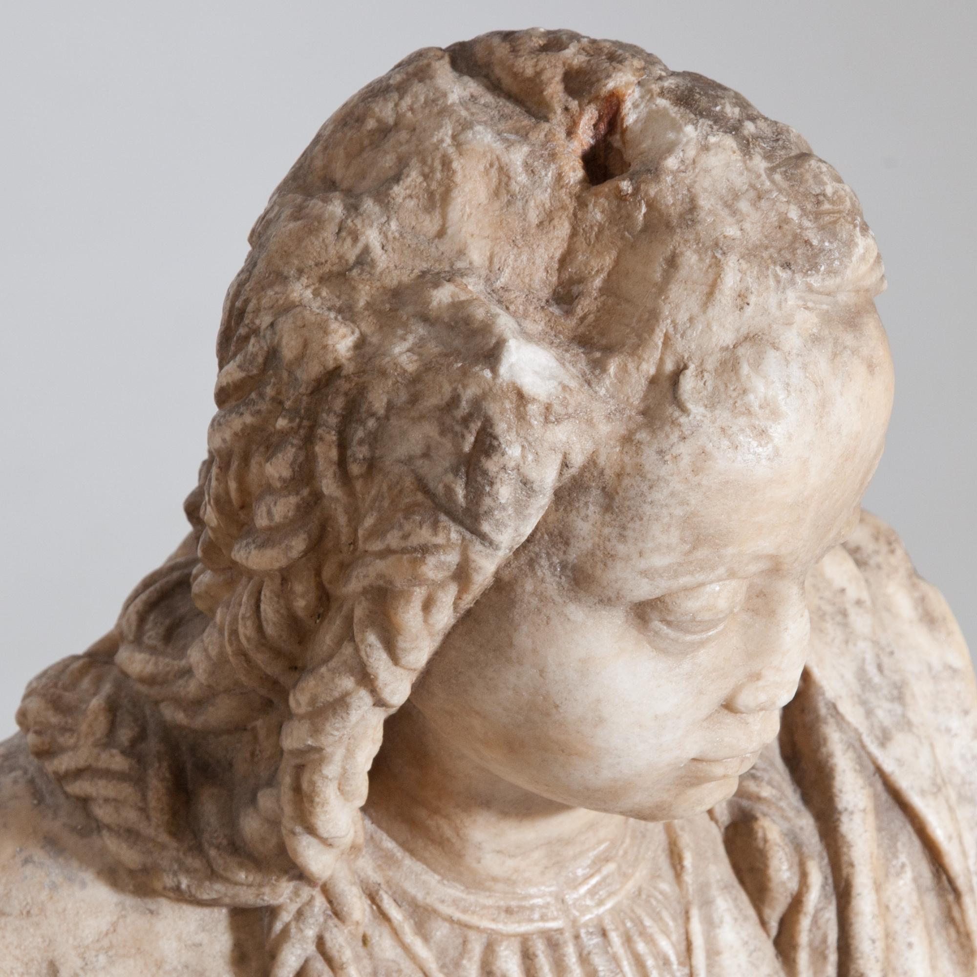 Alabaster Madonna, Northern France, 16th Century For Sale 5
