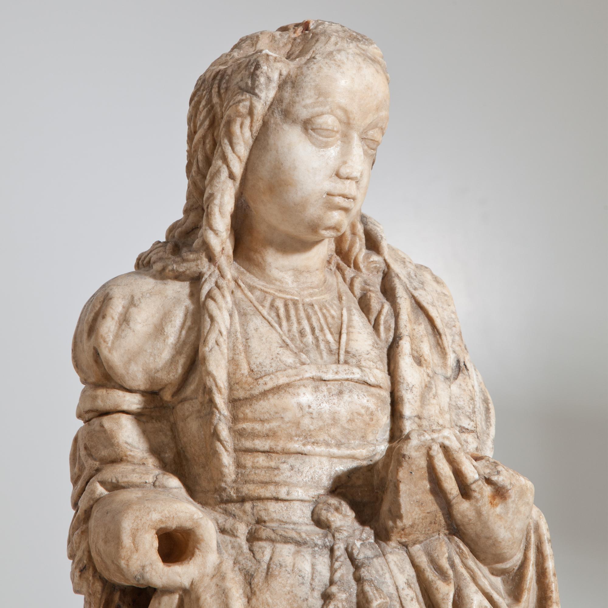 Alabaster Madonna, Northern France, 16th Century In Good Condition For Sale In Greding, DE