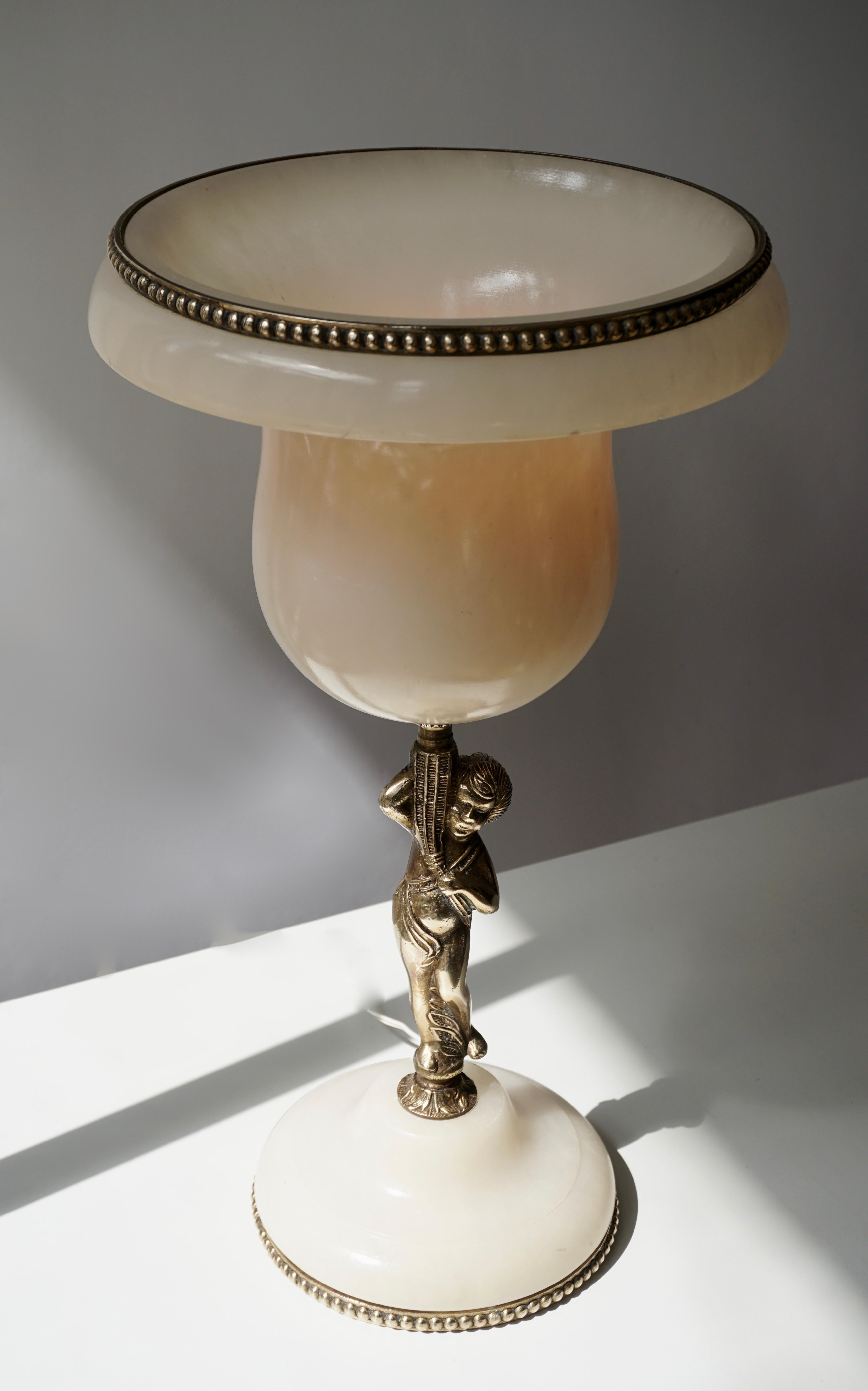Beautifully Italian alabaster marble urn table lamp, mid-20th century. 
Measures: Height 44 cm.
Diameter 26 cm.
Weight 5 kg.